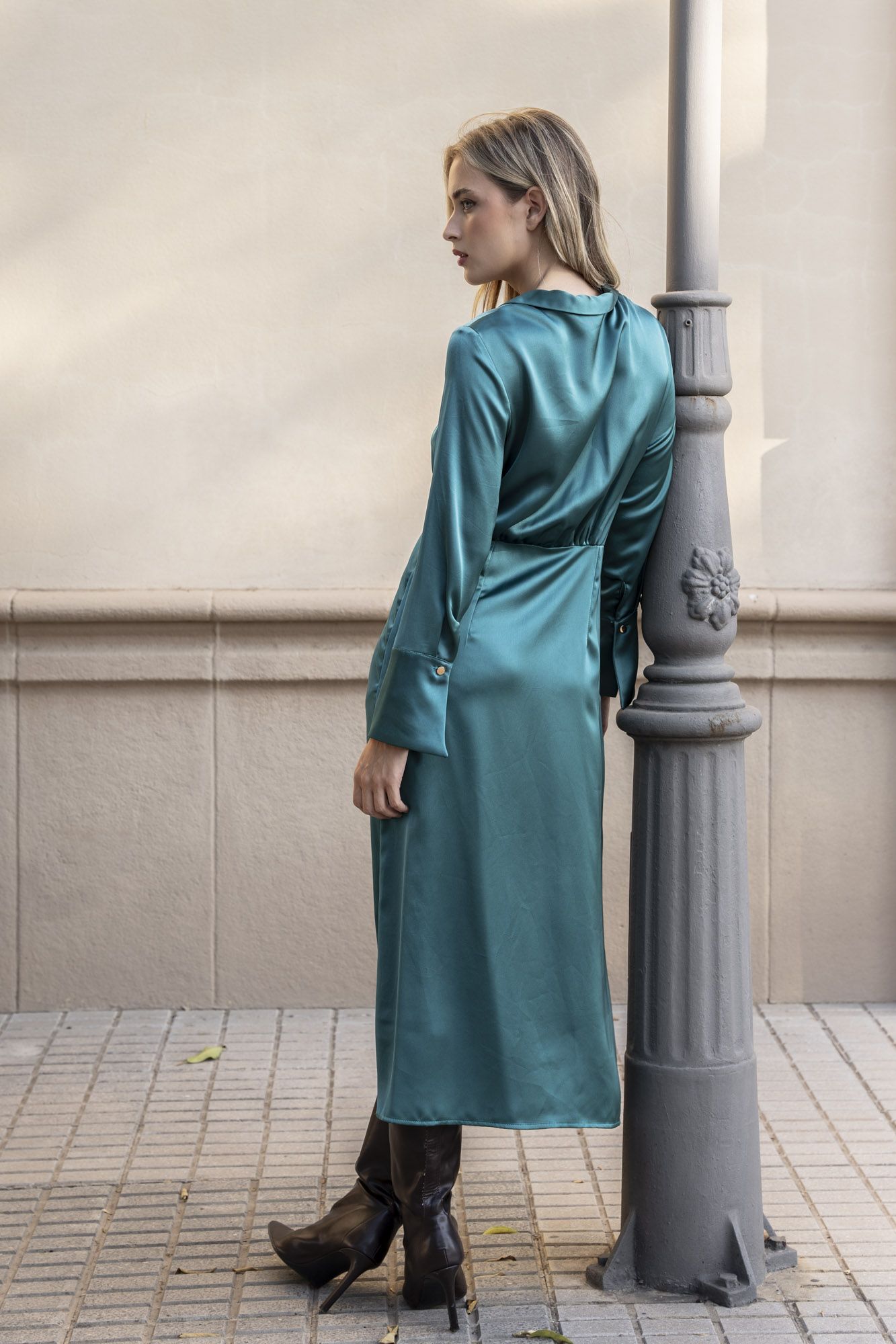 Vestido midi cruzado de color negro liso para mujer diseño español