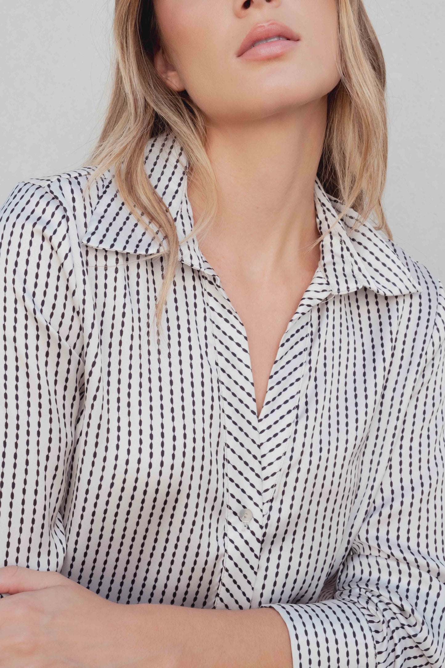 Camisa satinada mujer estampado geométrico rojo