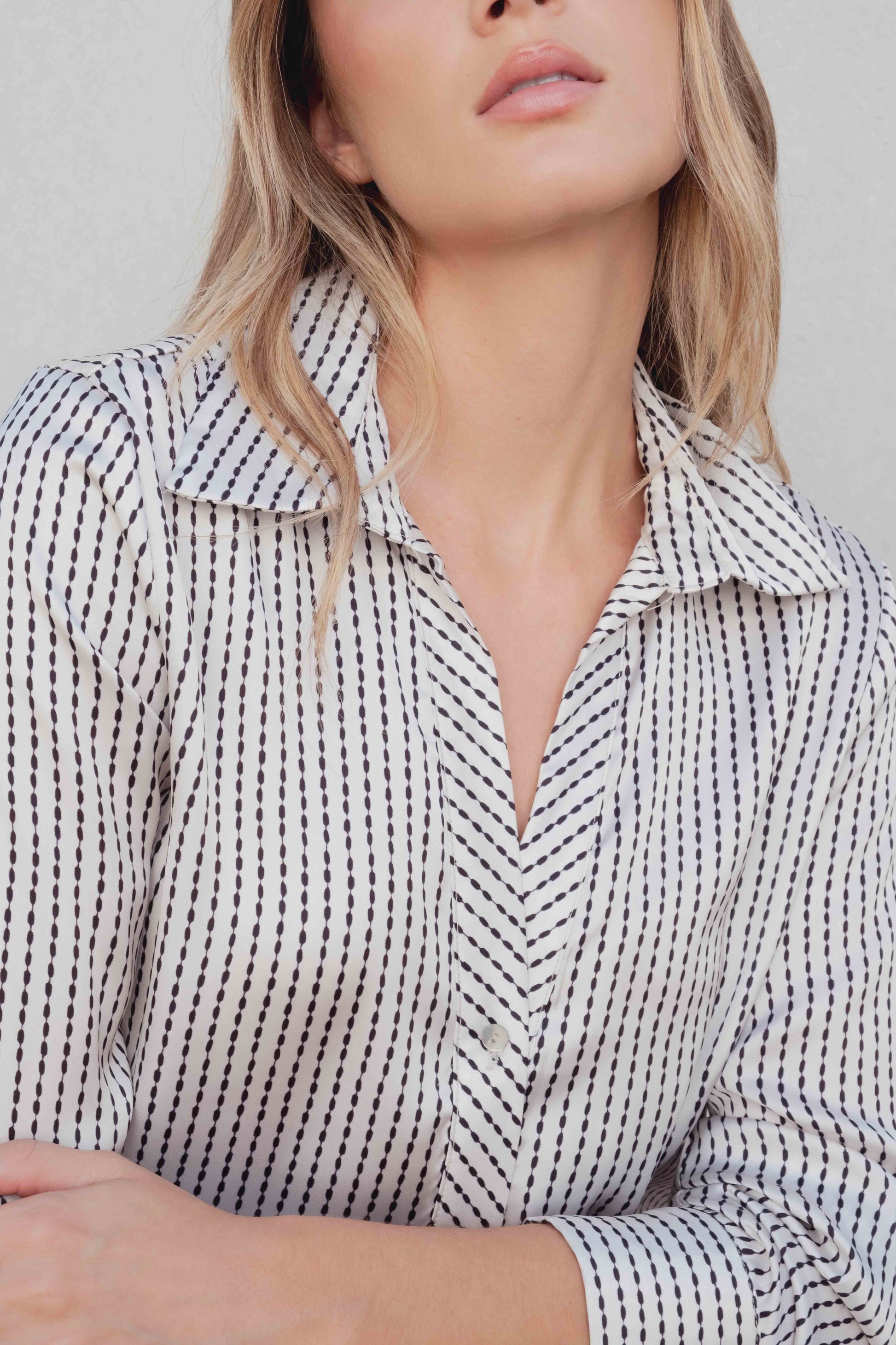 Camisa satinada mujer estampado geométrico rojo