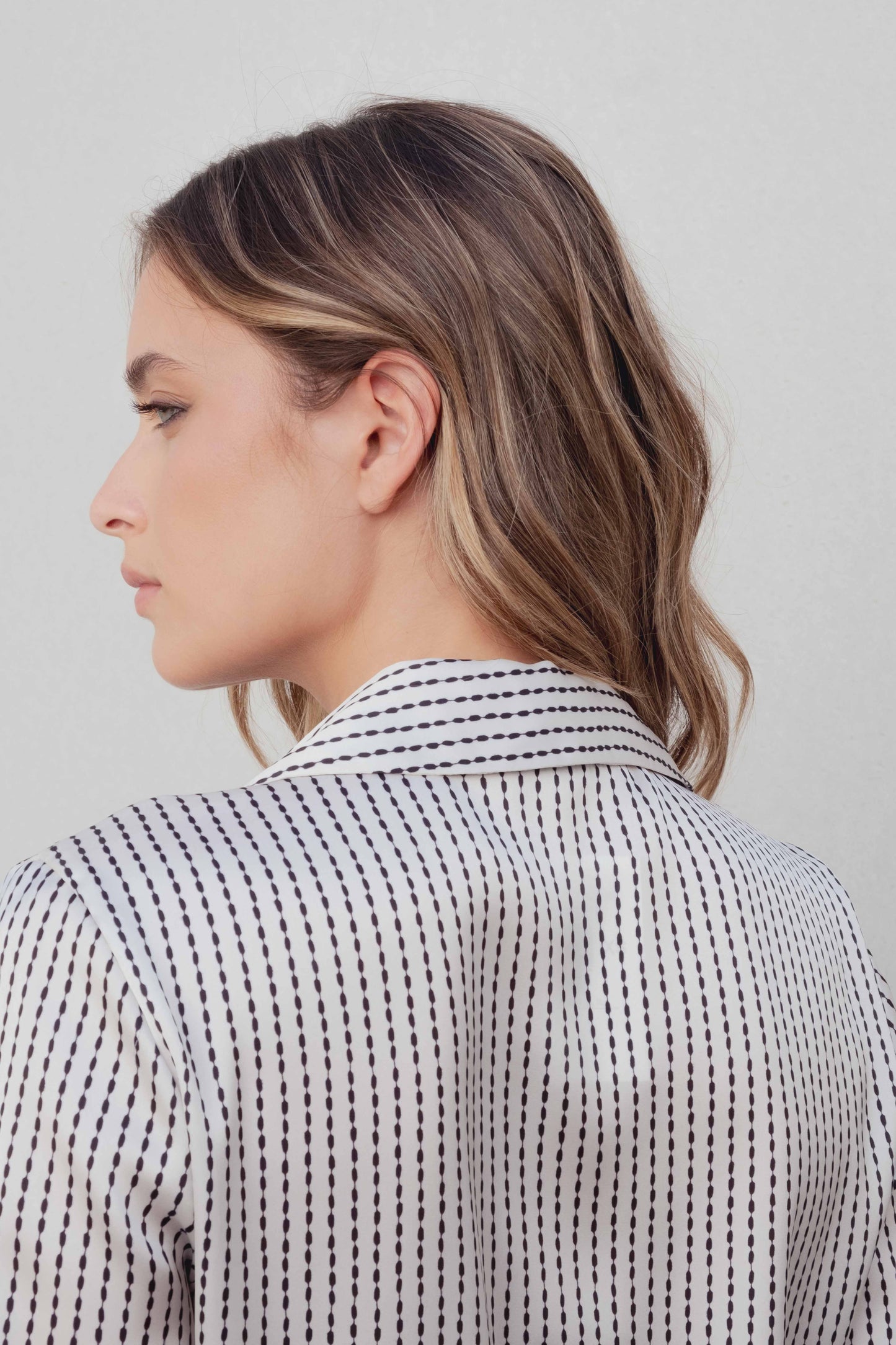 Camisa satinada mujer estampado geométrico rojo