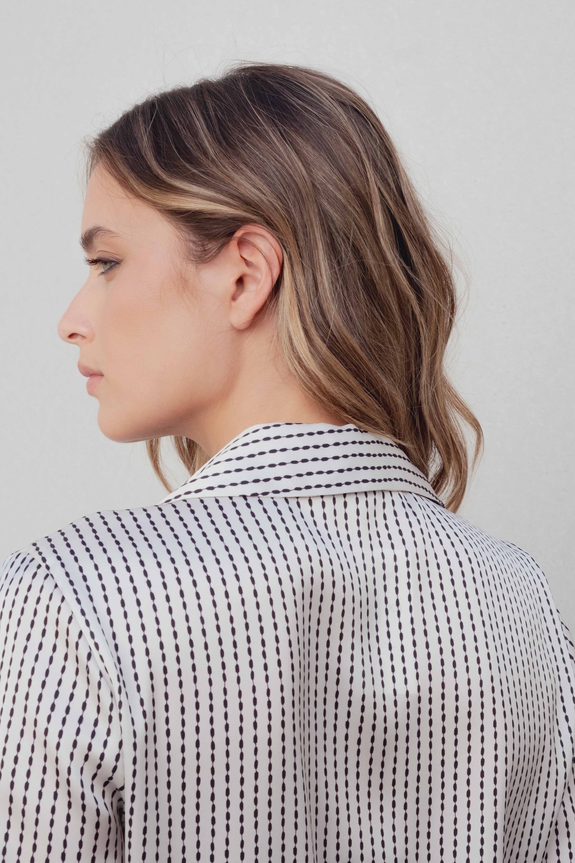 Camisa satinada mujer estampado geométrico rojo