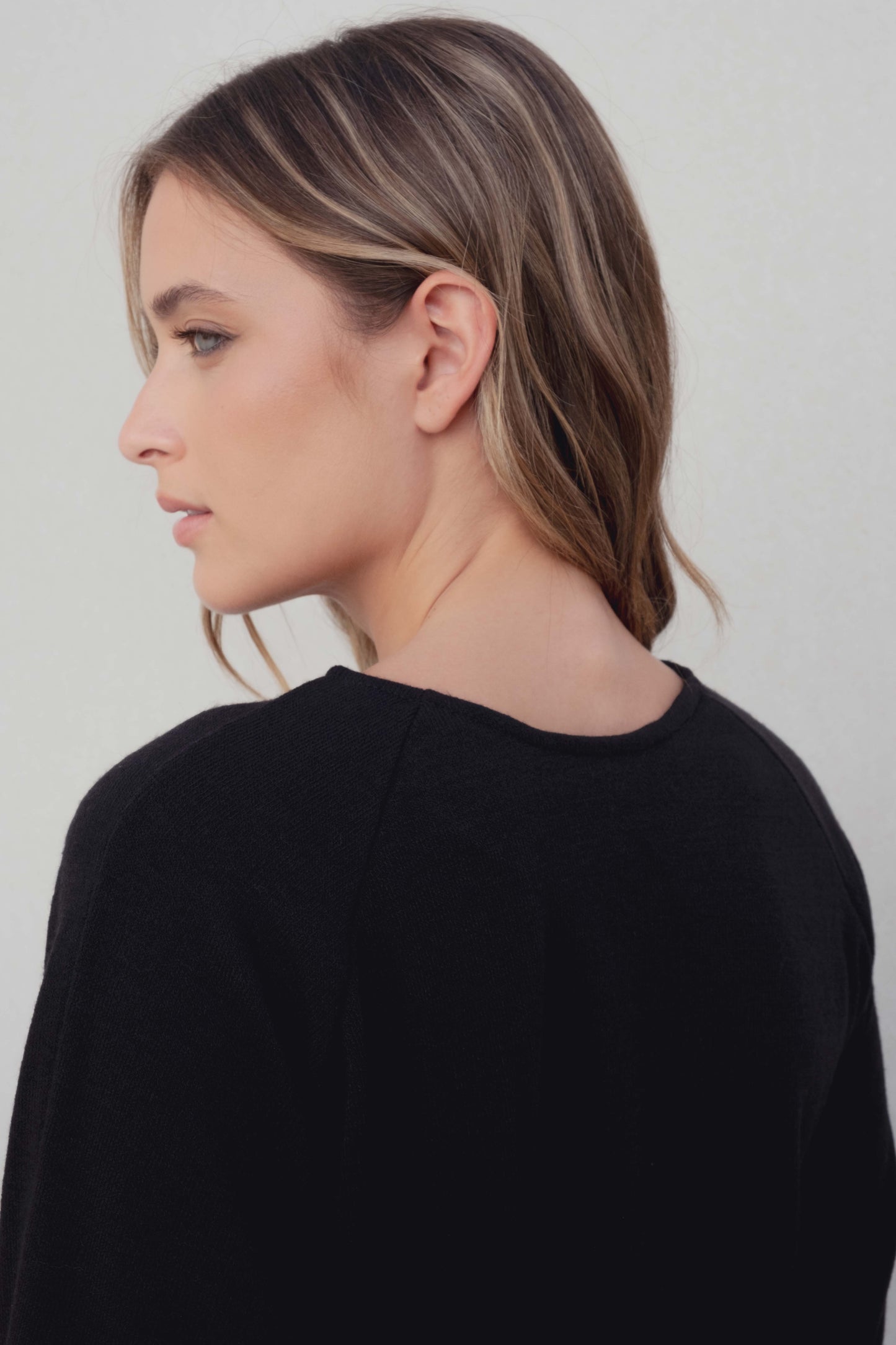 Jersey fluido elegante con cinturón ajustable para mujer color negro, top de punto suelto y suave de manga larga casual chic