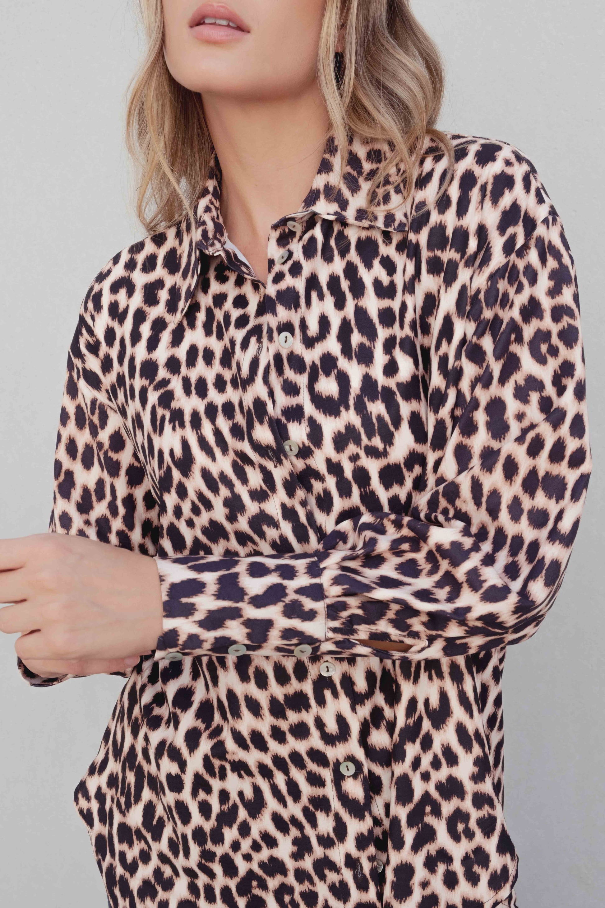 Camisa de mujer con estampado animal print en tonos negros y neutros.