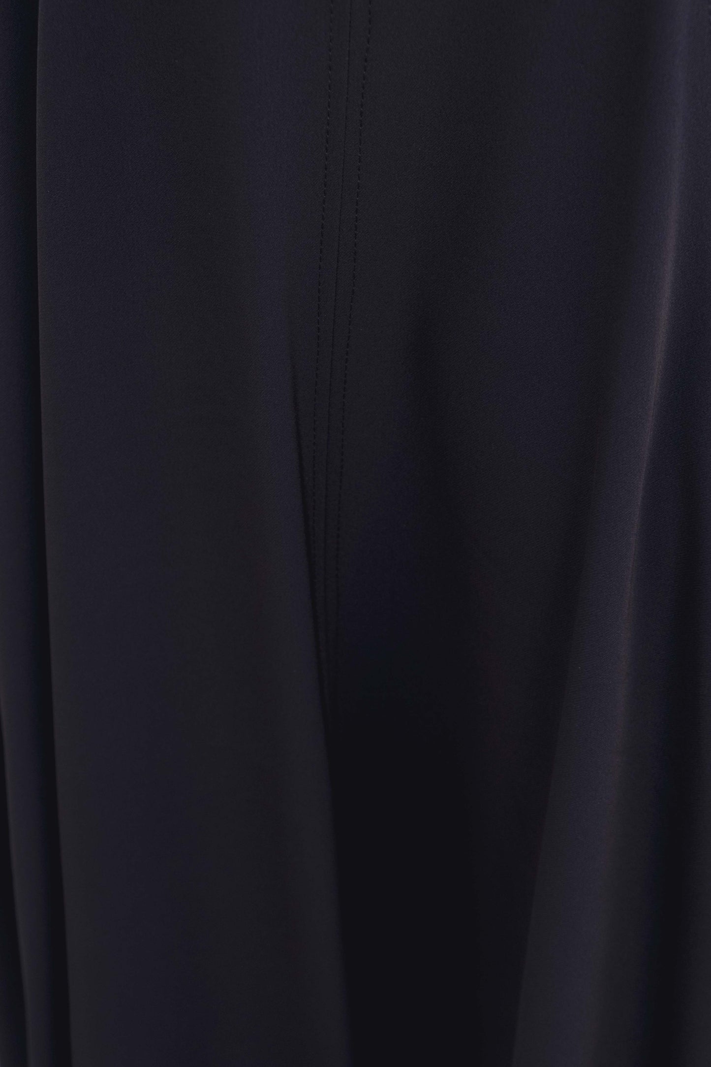 Vestido midi negro de corte minimalista con bajo de vuelo en nesgas