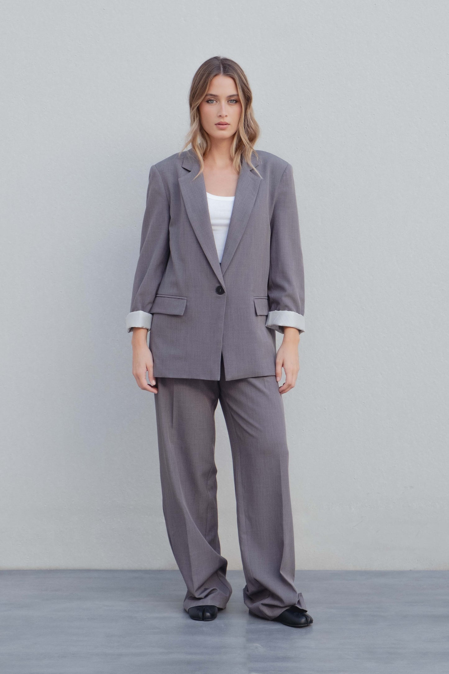 Blazer gris con puño estampado y hombreras diseño español