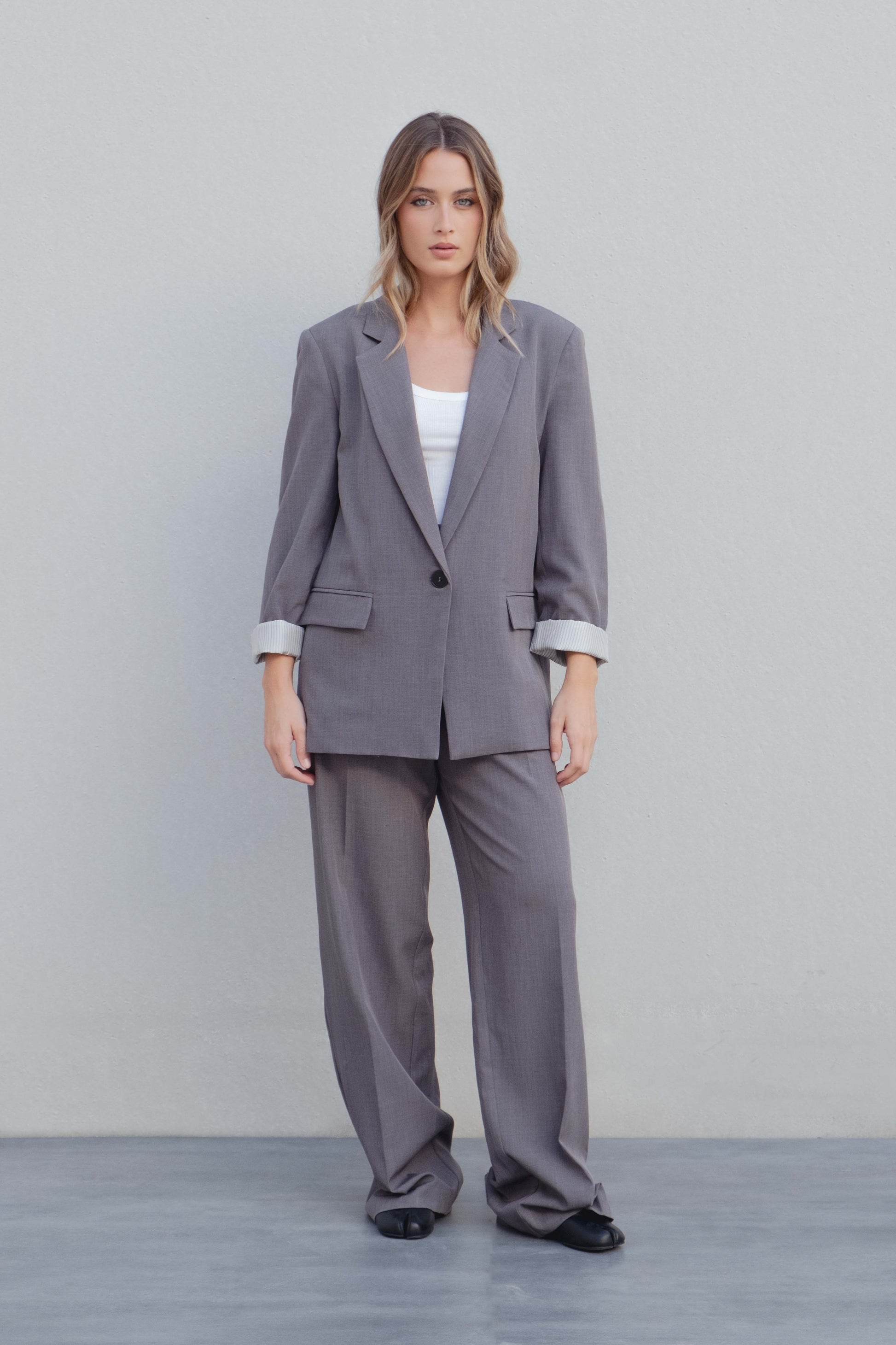 Blazer gris con puño estampado y hombreras diseño español