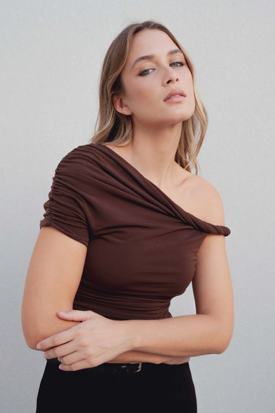 Body asimétrico marrón chocolate de alta calidad textil