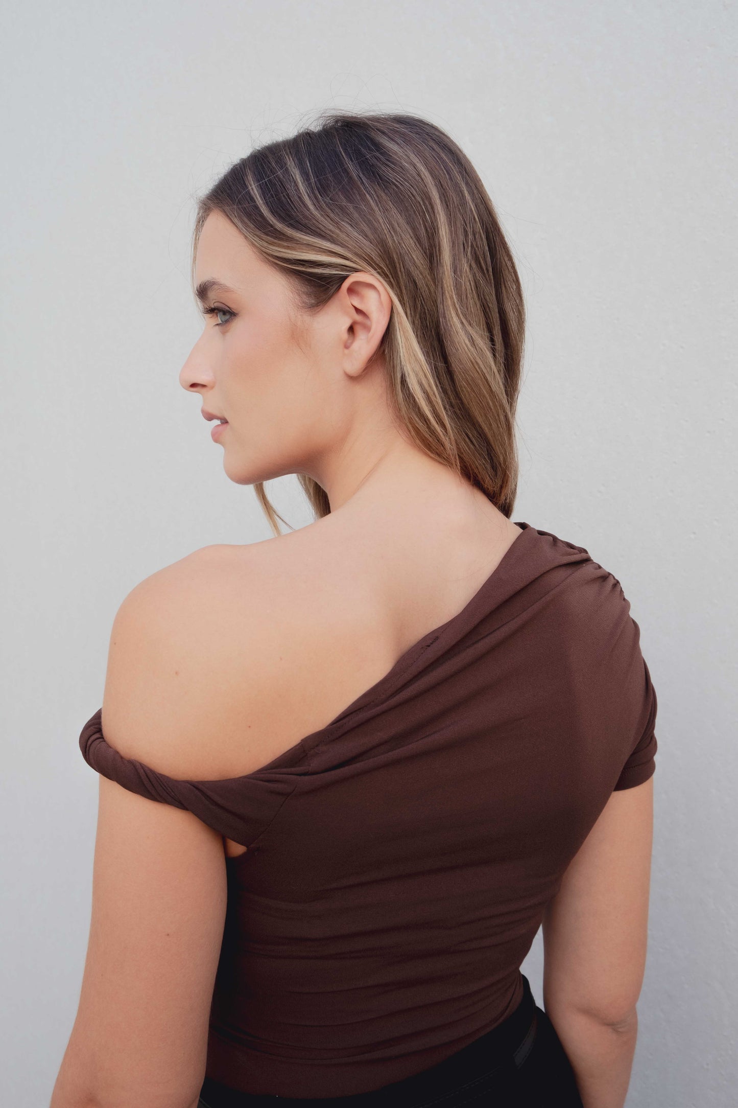 Body asimétrico marrón chocolate de alta calidad textil