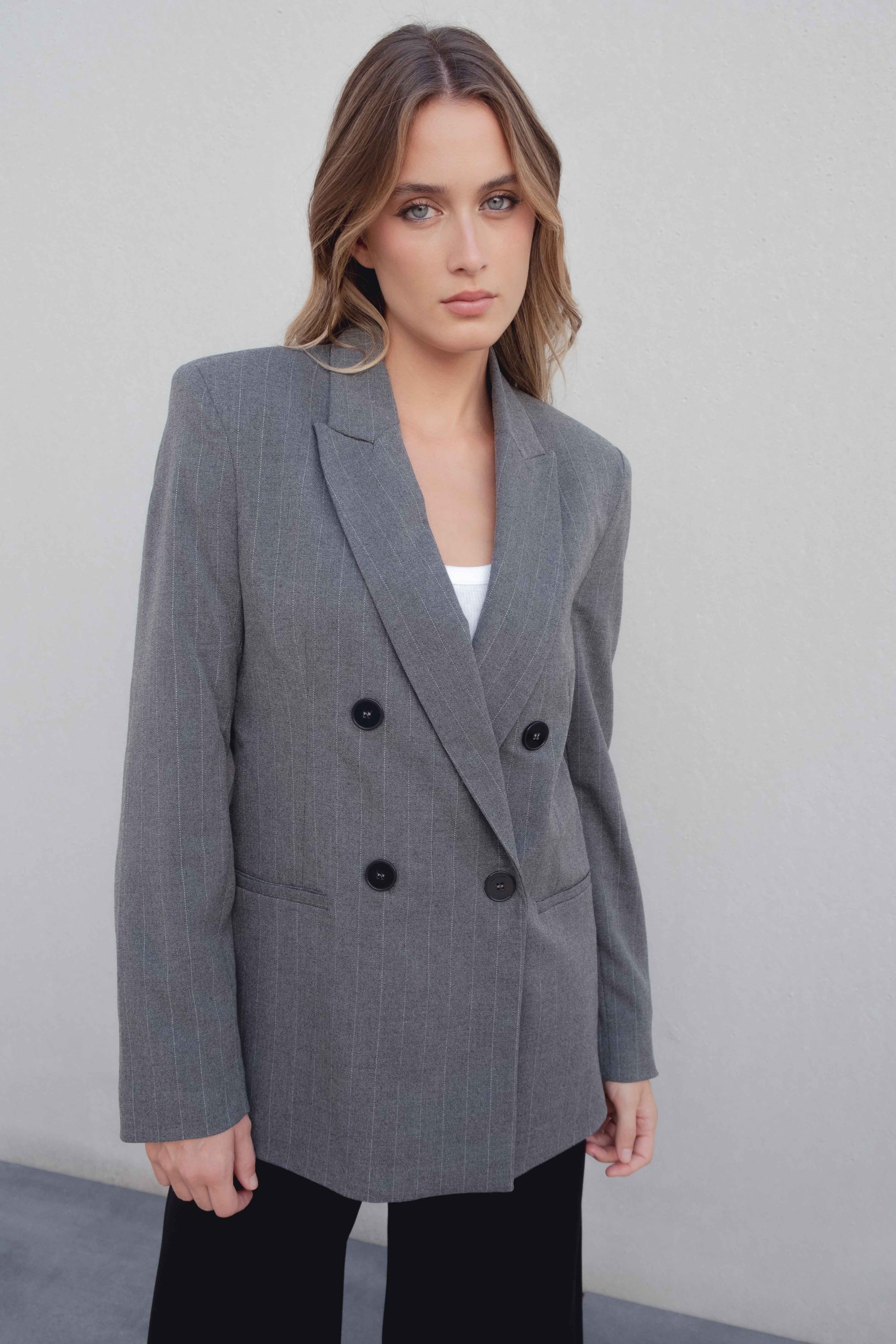 Blazer de mujer con raya diplomática, estilo sastre. Diseño Made in Spain.