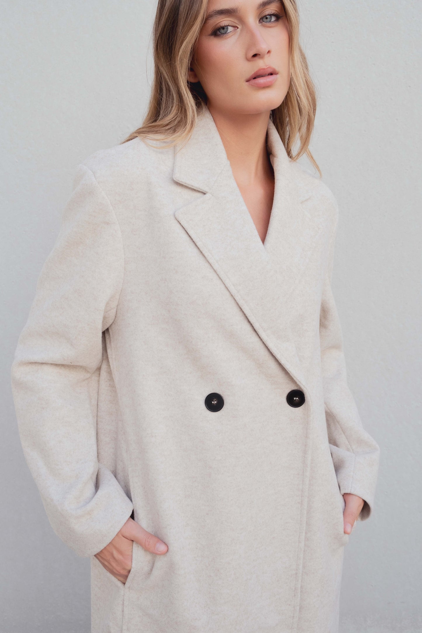 Abrigo cruzado elegante de lana para mujer color beige, chaqueta larga formal de paño con solapas clásicas invierno sofisticado