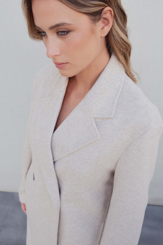 Abrigo de mujer, corte cruzado, doble botonadura. 100% Poliéster. Diseño Made in Spain.