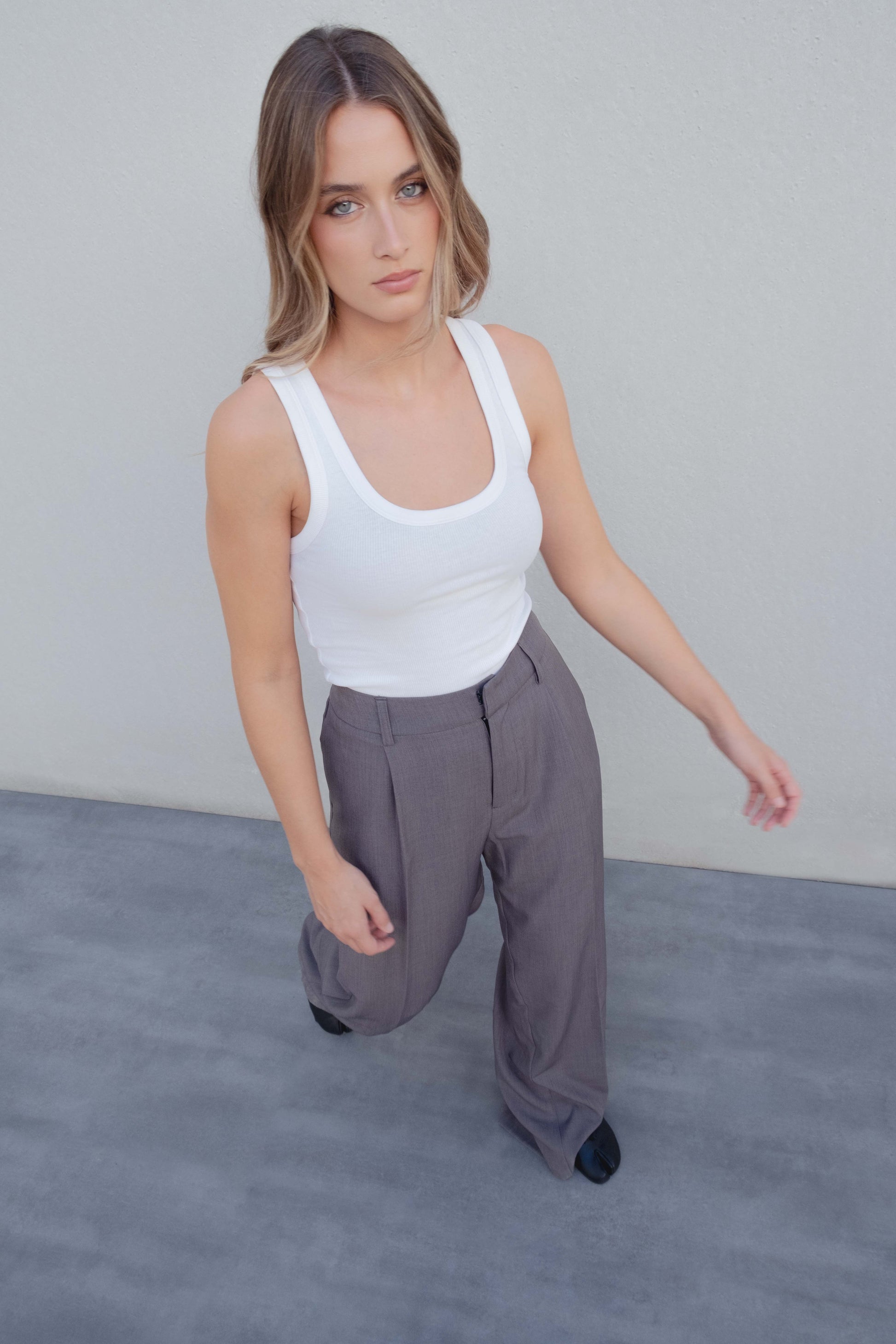 Pantalón ancho pinzas gris de tiro alto diseño español