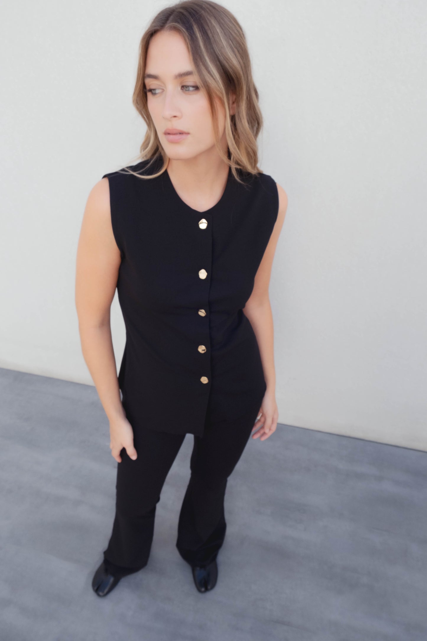 Pantalón flare negro básico talle alto campana estilizado