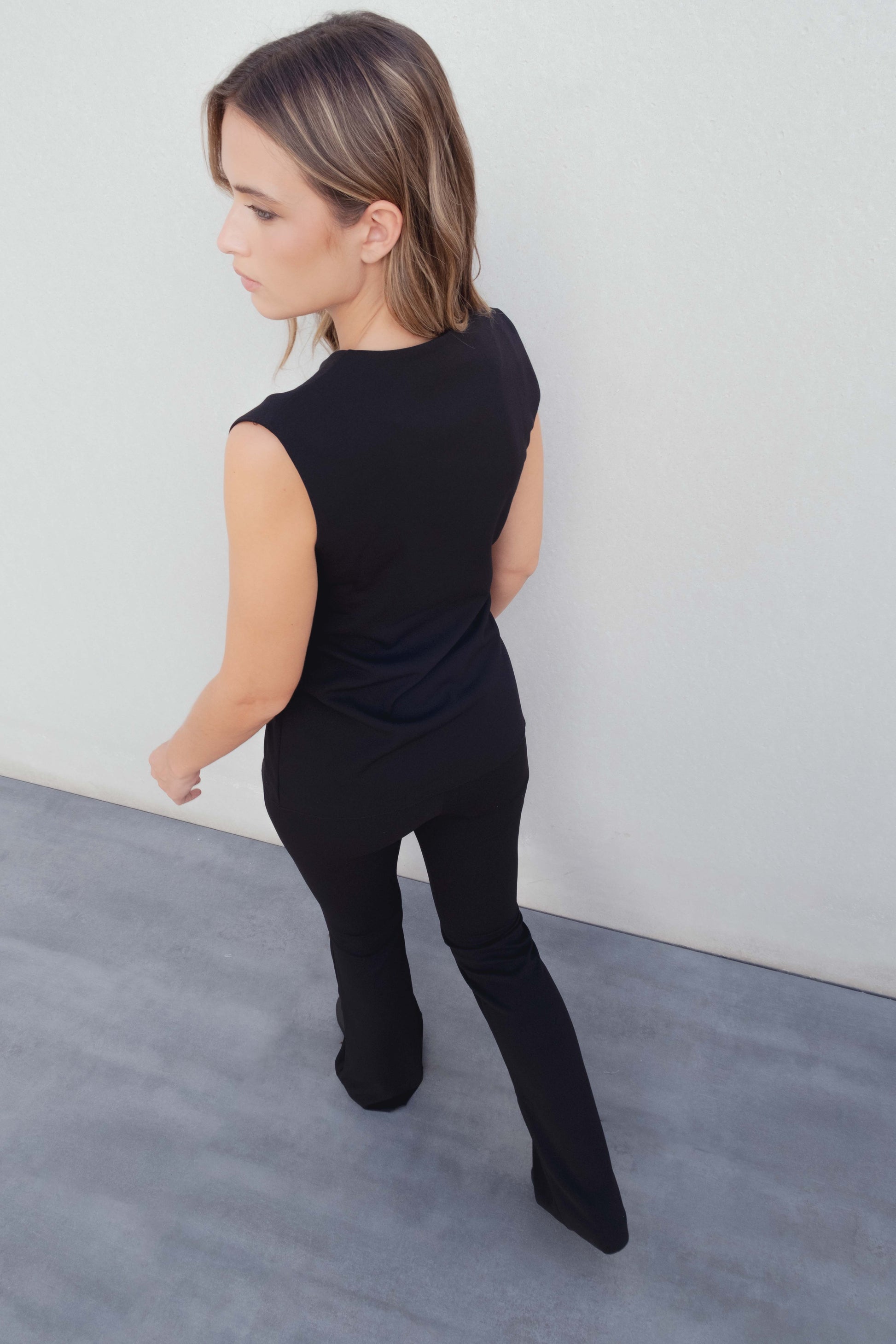 Pantalón flare negro básico talle alto campana estilizado
