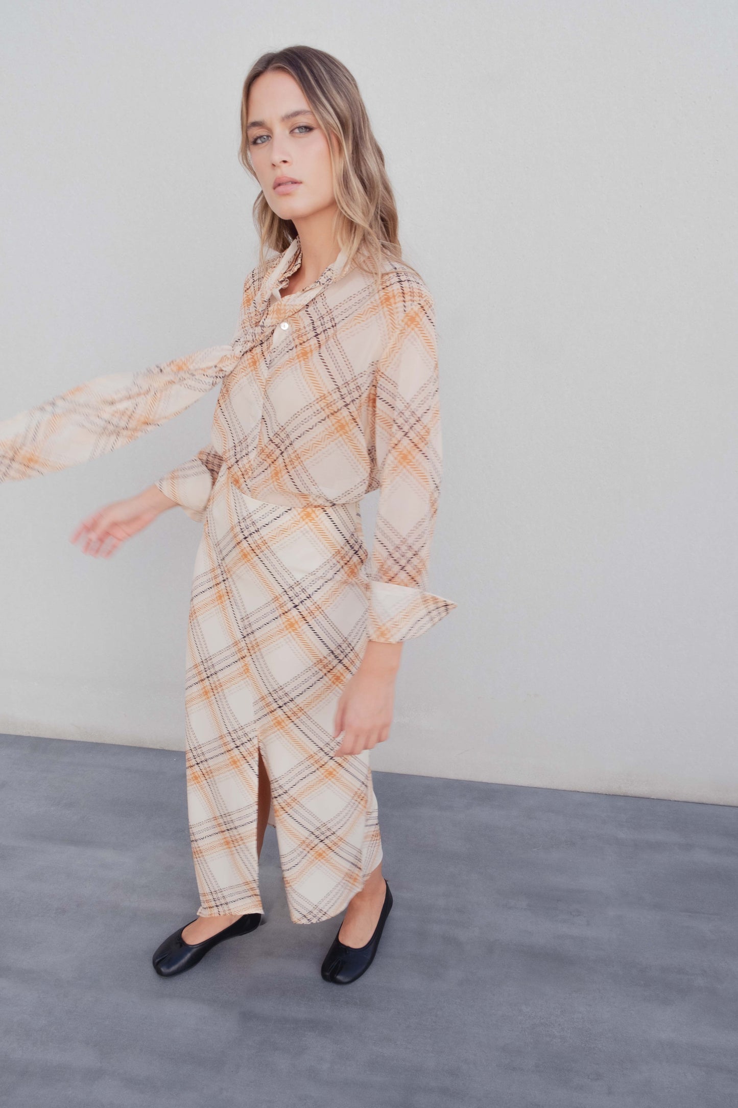 Blusa satinada fluida de mangas abullonadas con lazada al cuello y estampado a cuadros en color beige