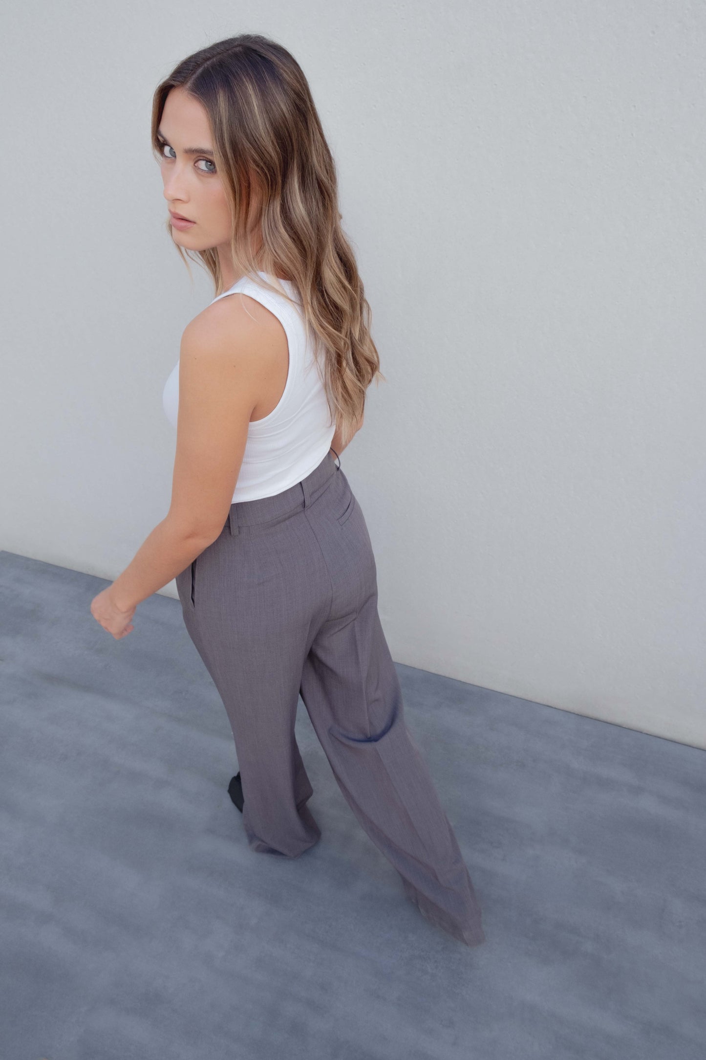 Pantalón ancho pinzas gris de tiro alto diseño español