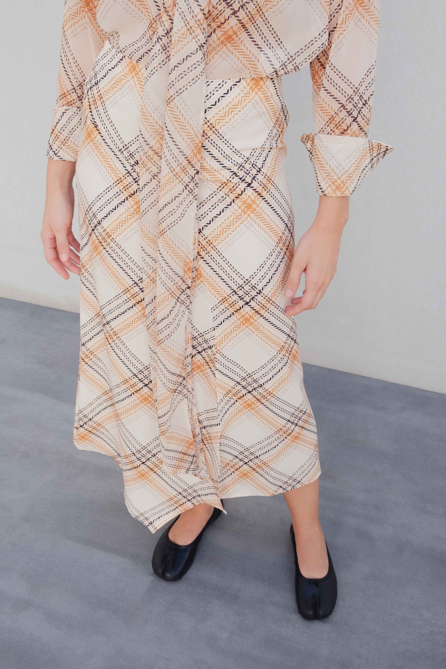Falda midi envolvente de diseño asimétrico con lazo lateral y estampado de cuadros en color beige