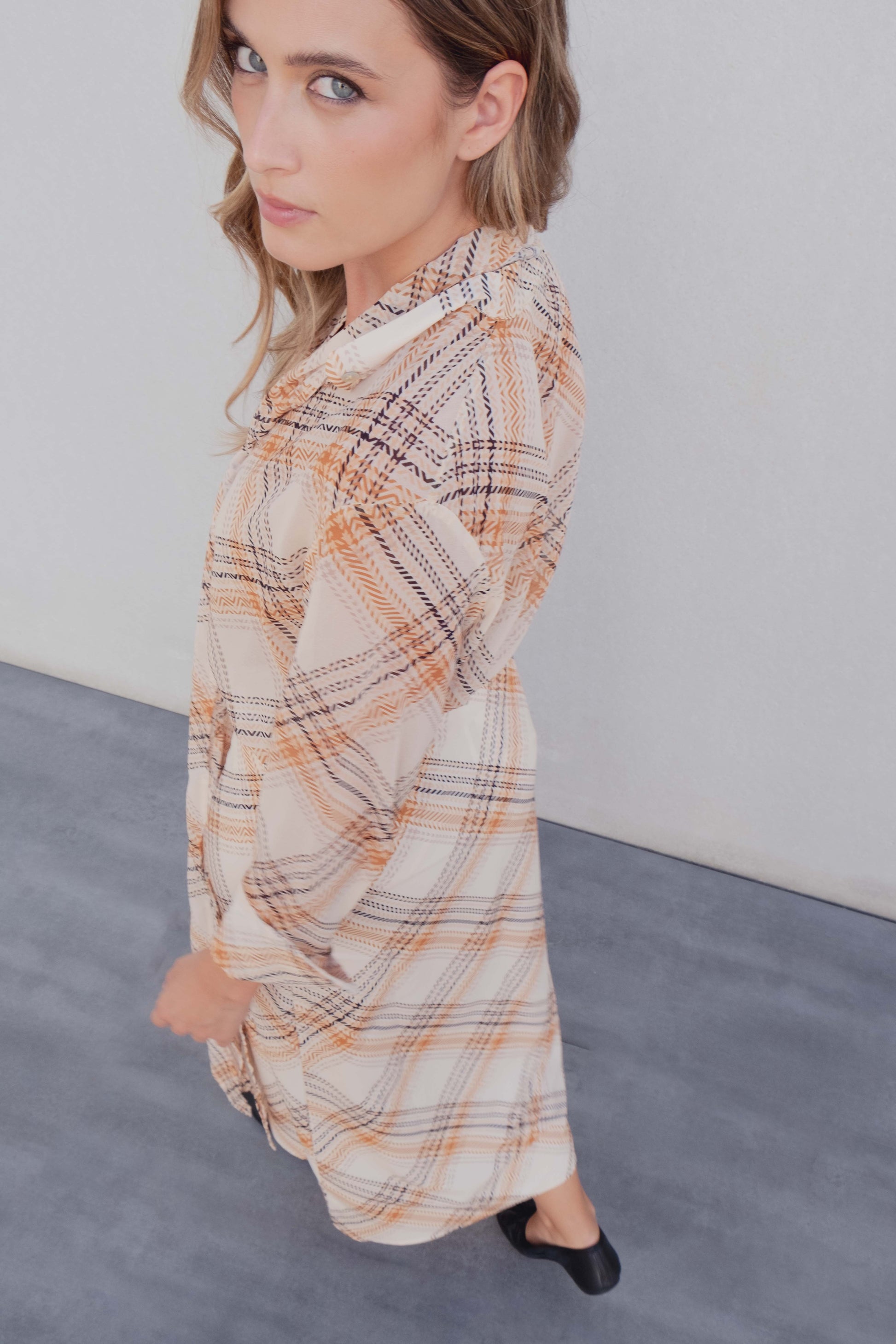 Blusa satinada fluida de mangas abullonadas con lazada al cuello y estampado a cuadros en color beige