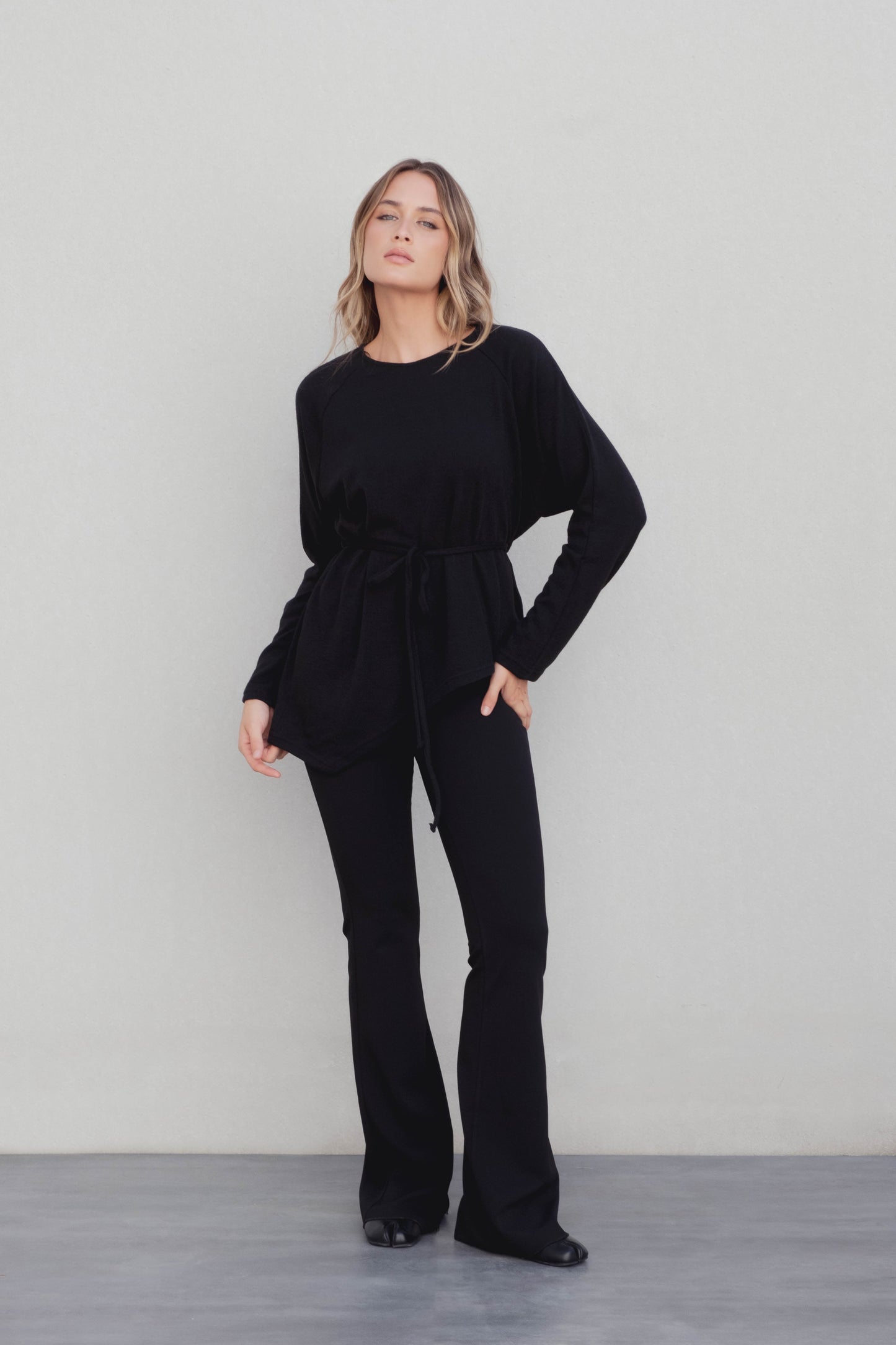 Jersey fluido elegante con cinturón ajustable para mujer color negro, top de punto suelto y suave de manga larga casual chic