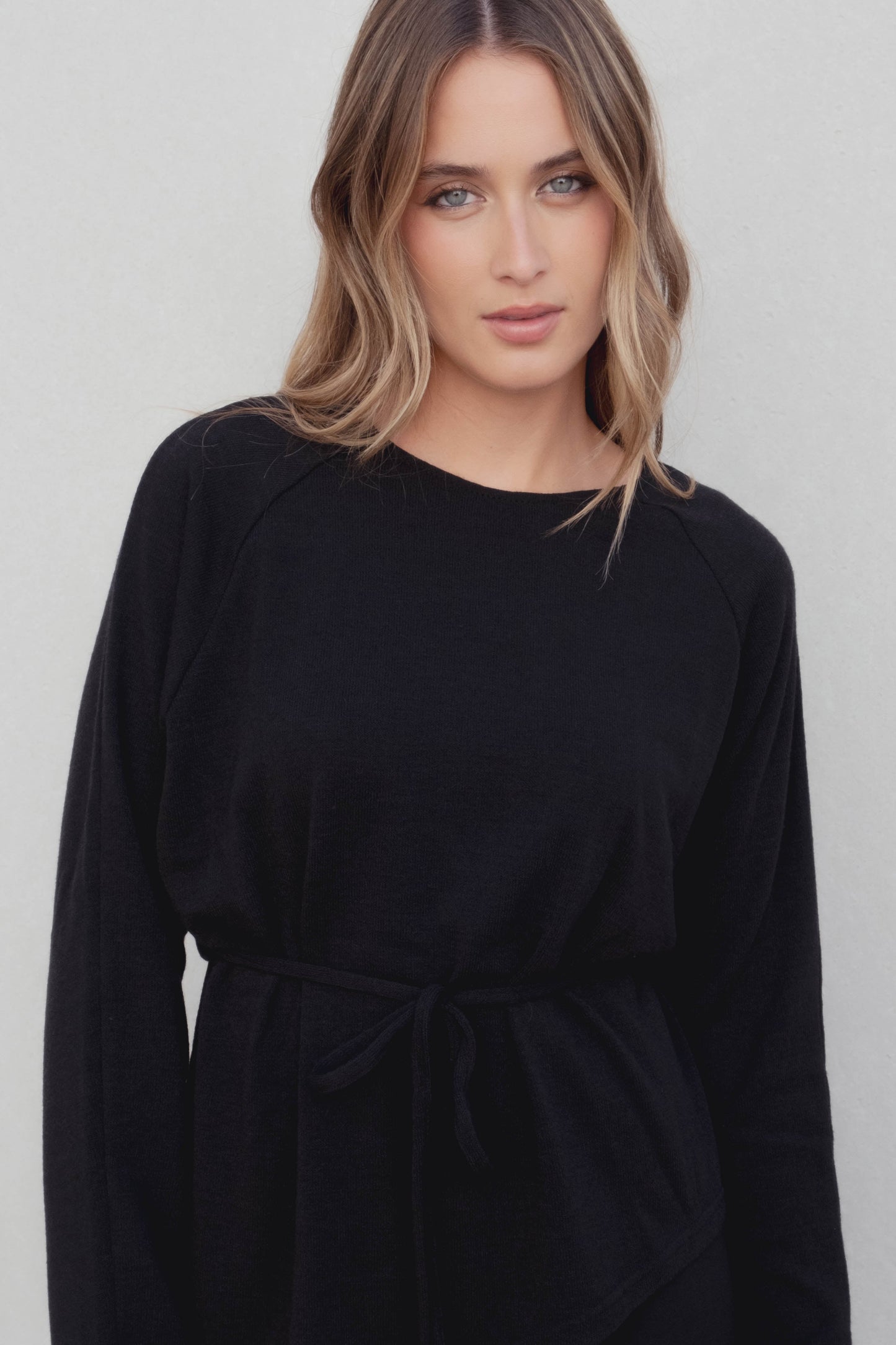 Jersey fluido de mujer con cinturón. 100% Poliéster. Diseño Made in Spain.