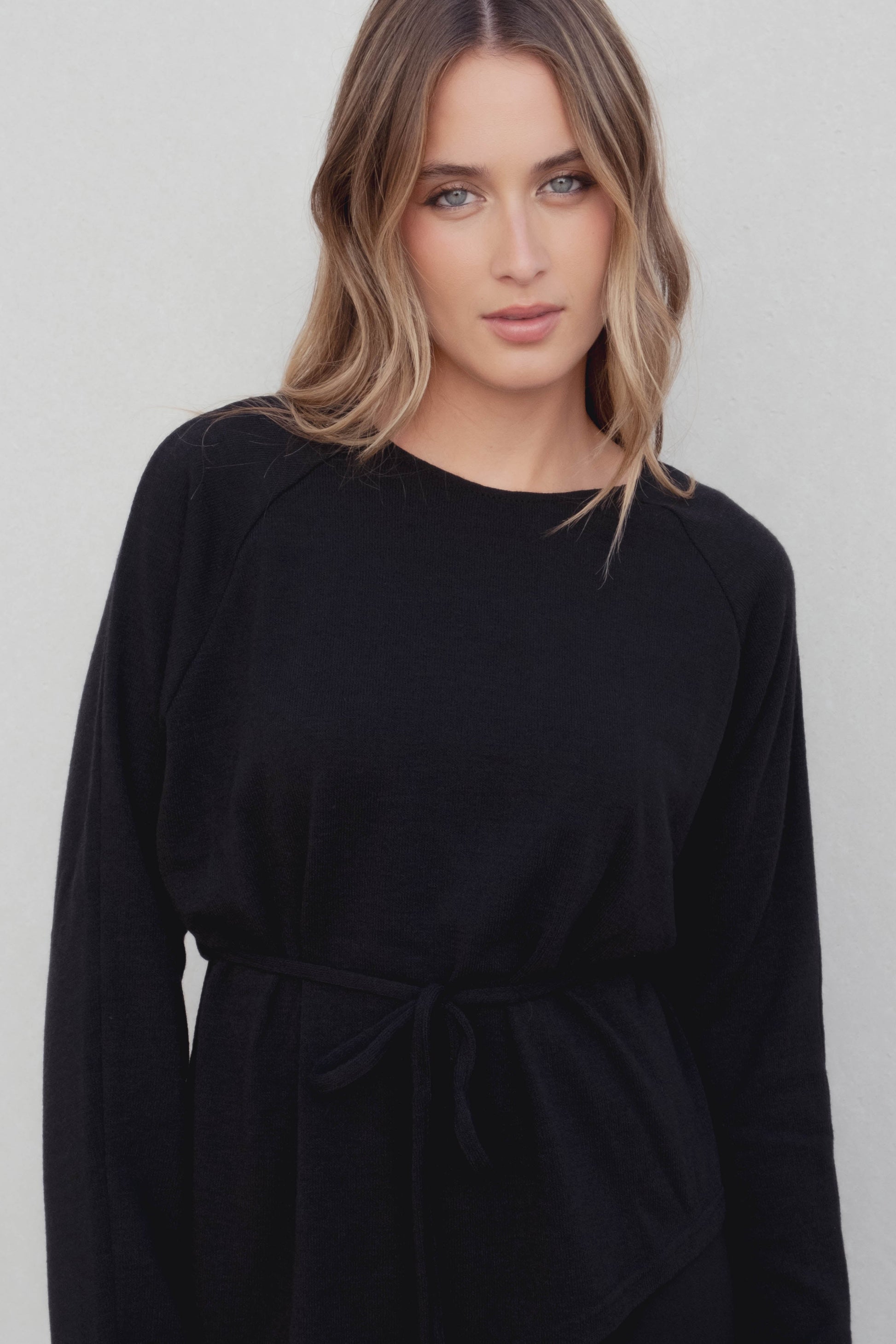 Jersey fluido de mujer con cinturón. 100% Poliéster. Diseño Made in Spain.