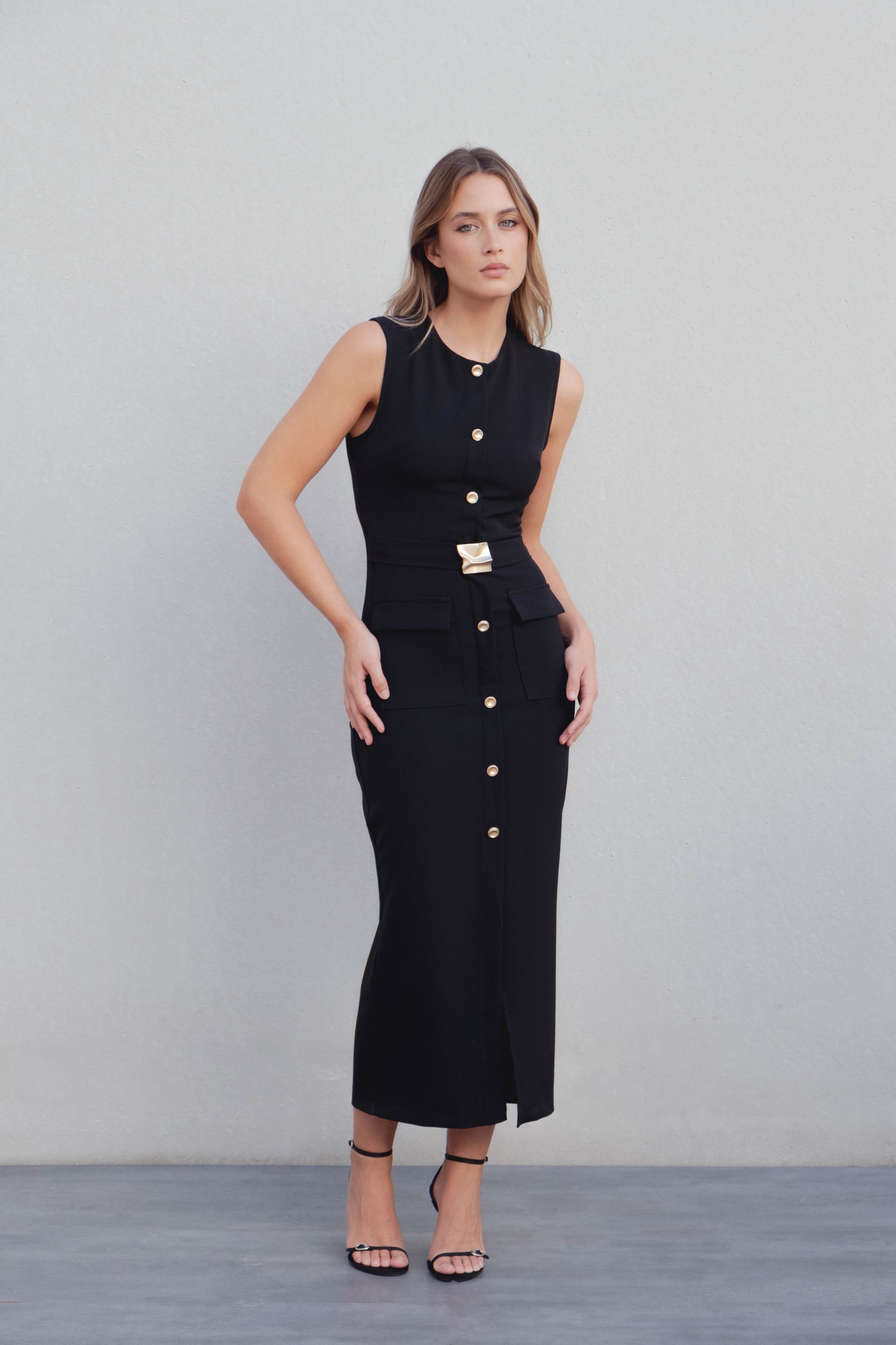 Vestido midi negro con cinturón y botones dorados diseño español