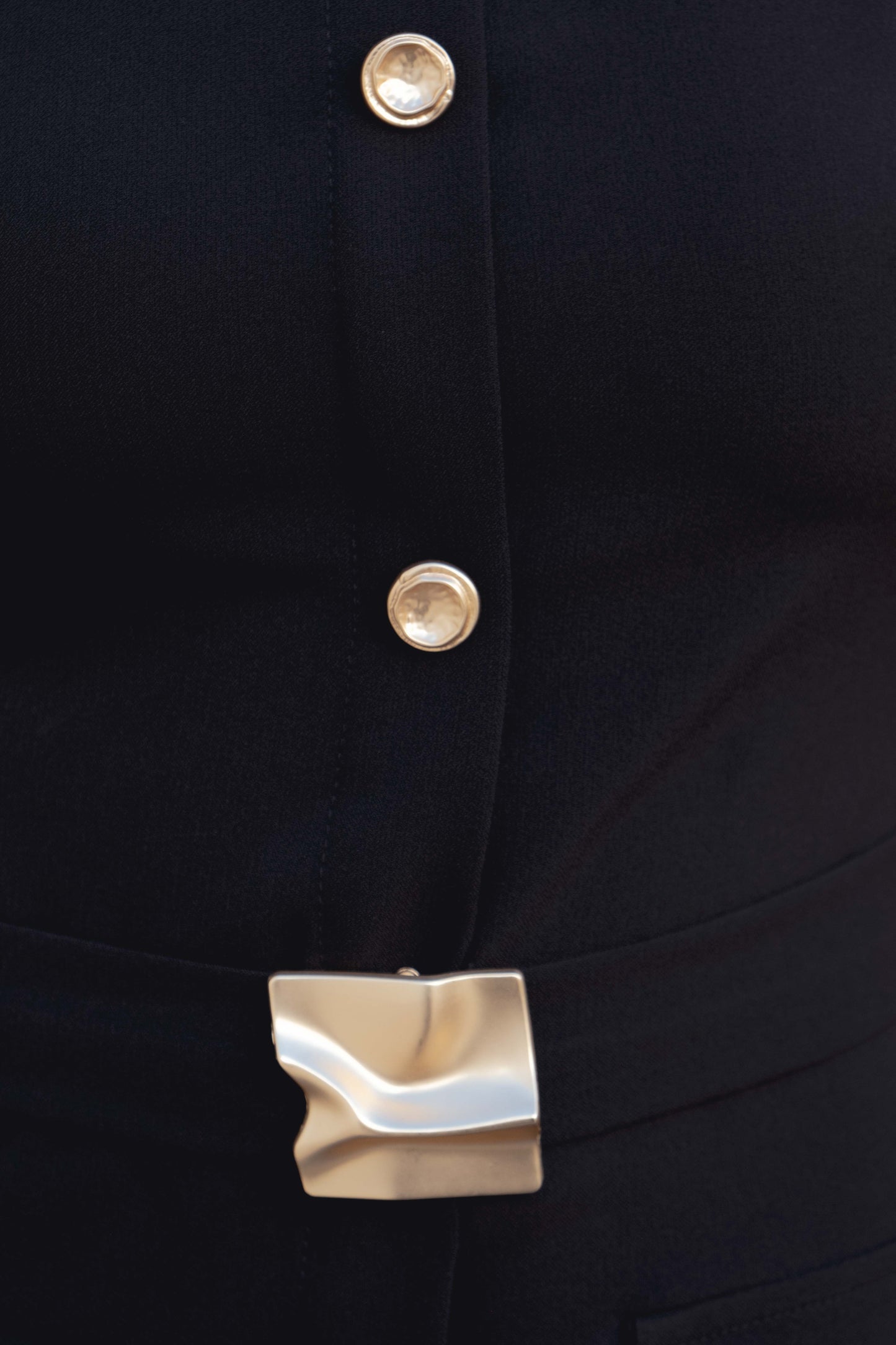 Vestido midi negro con cinturón y botones dorados diseño español