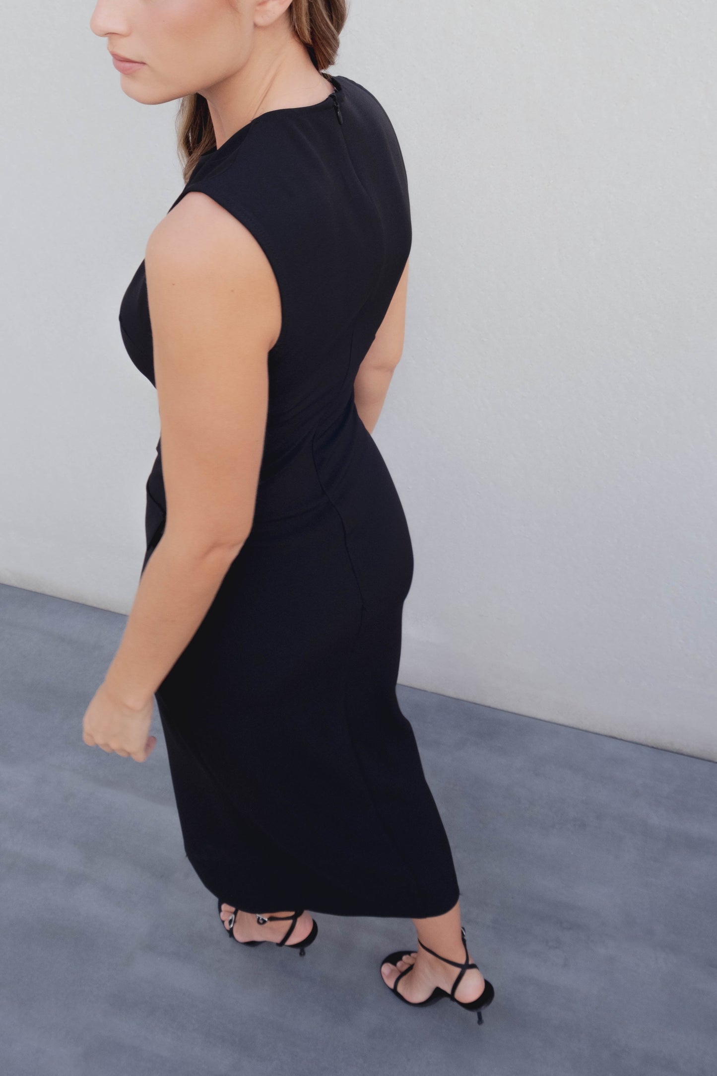 Vestido midi negro con cinturón y botones dorados diseño español