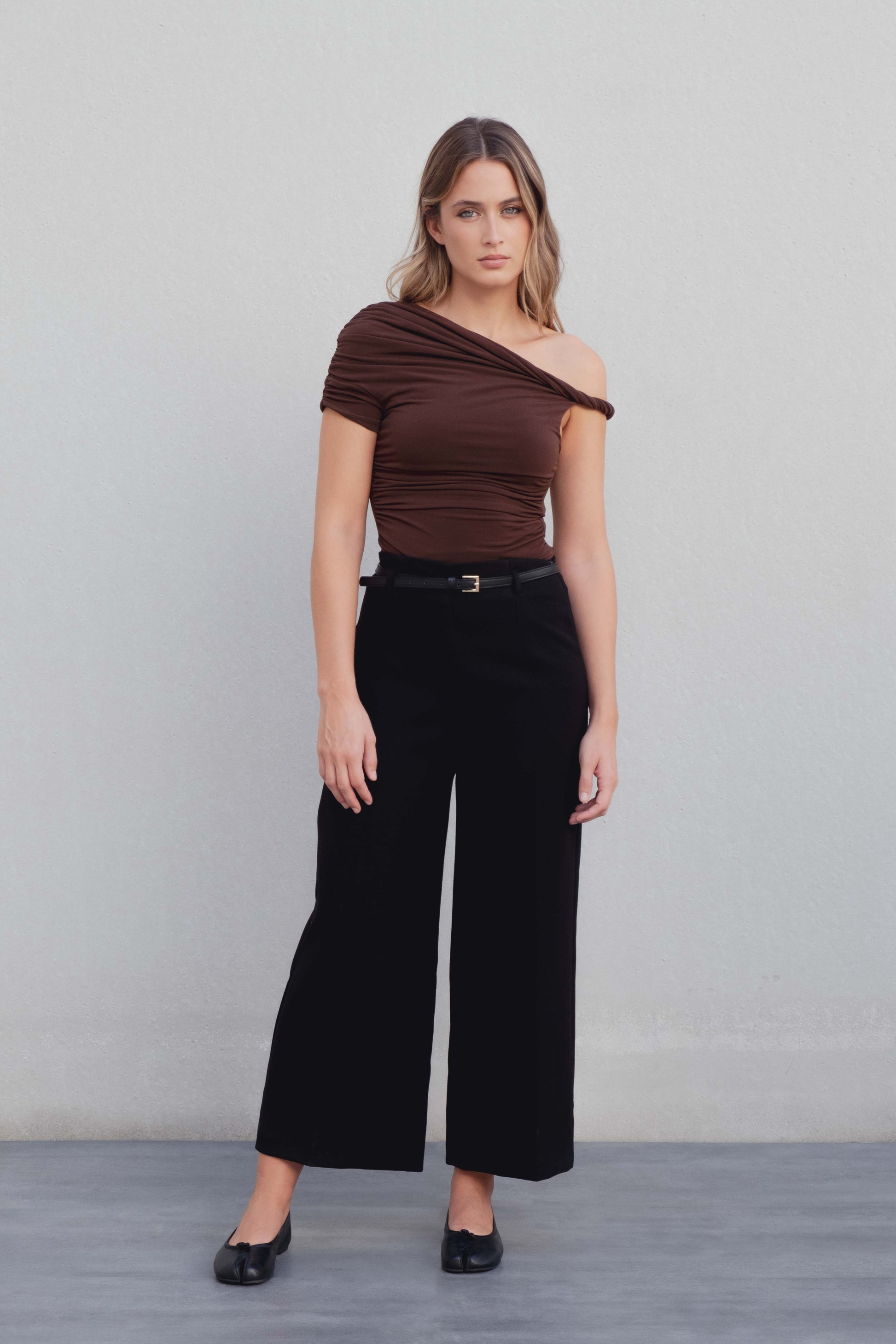 Body asimétrico marrón chocolate de alta calidad textil