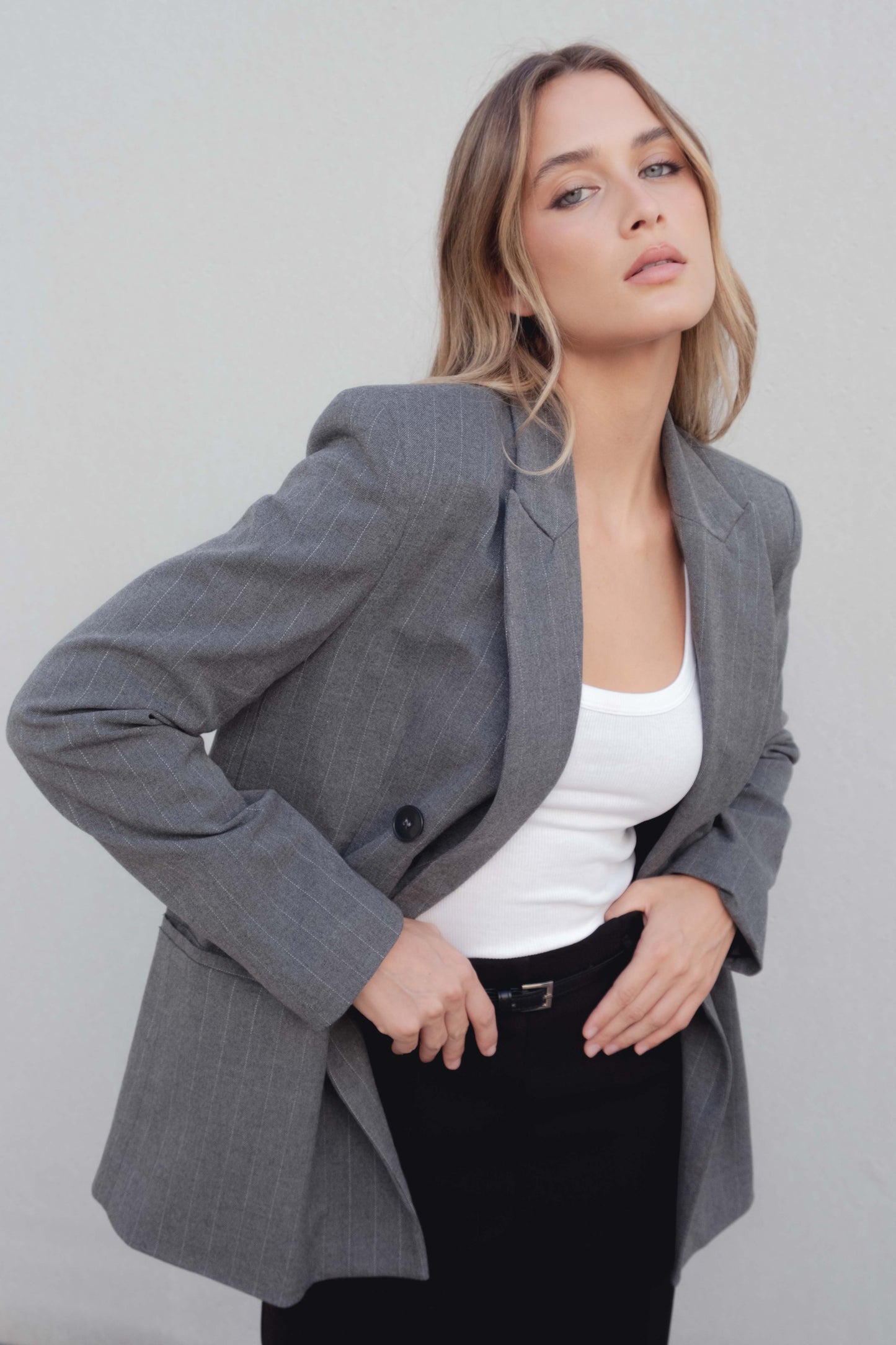 Americana blazer elegante de raya diplomática para mujer gris, chaqueta formal de sastre con solapa estructurada oficina casual elevado