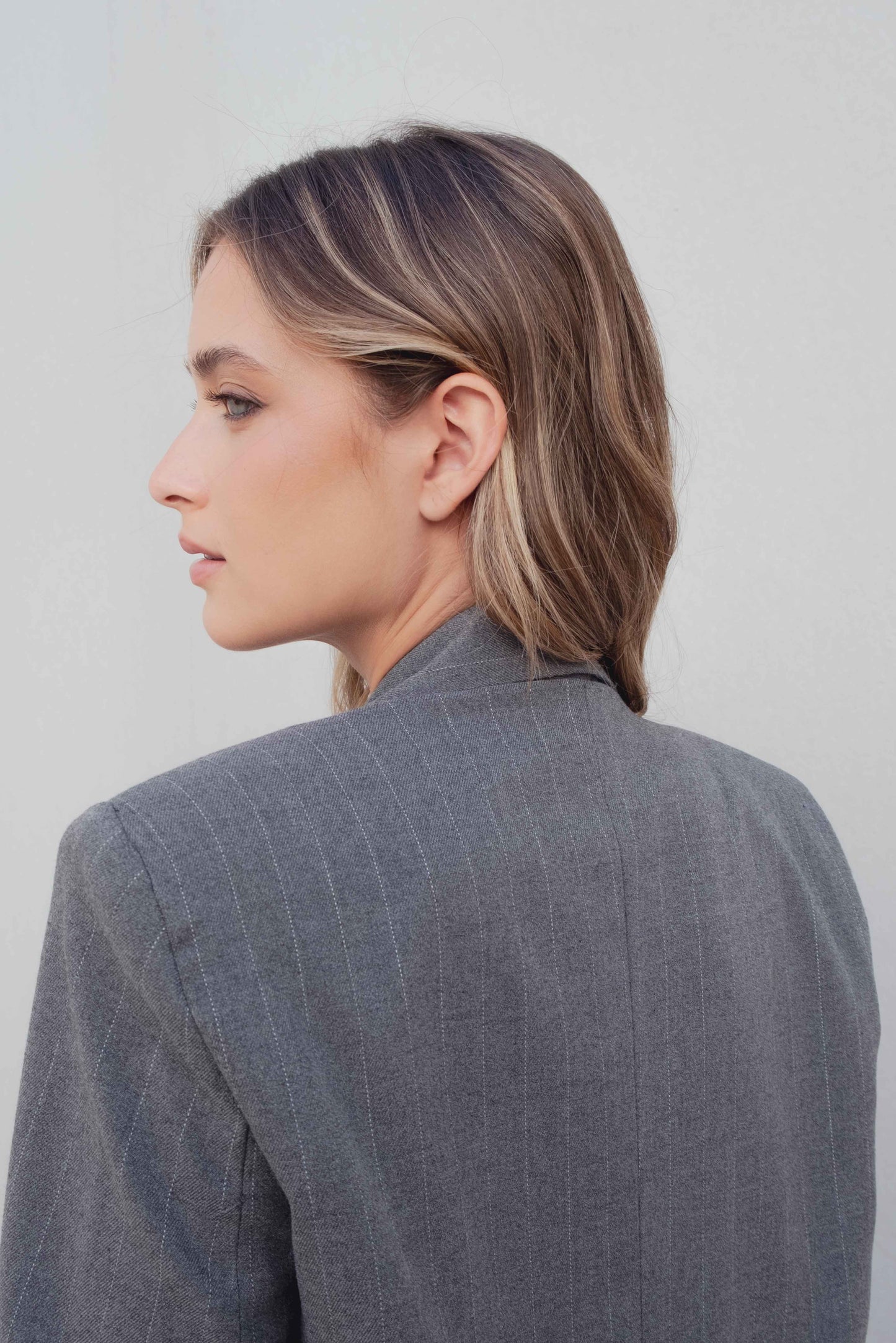 Americana blazer elegante de raya diplomática para mujer gris, chaqueta formal de sastre con solapa estructurada oficina casual elevado