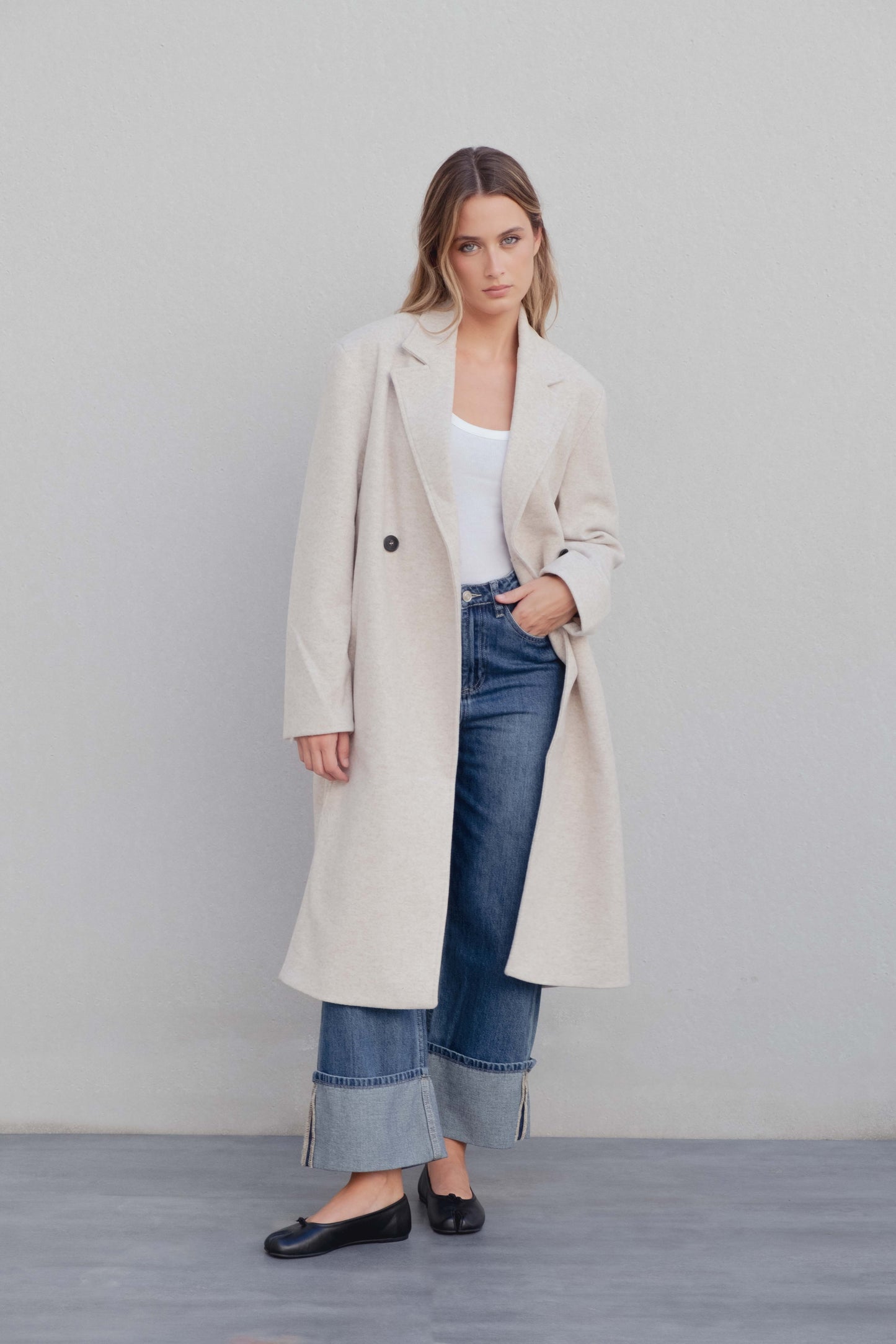 Abrigo cruzado elegante de lana para mujer color beige, chaqueta larga formal de paño con solapas clásicas invierno sofisticado