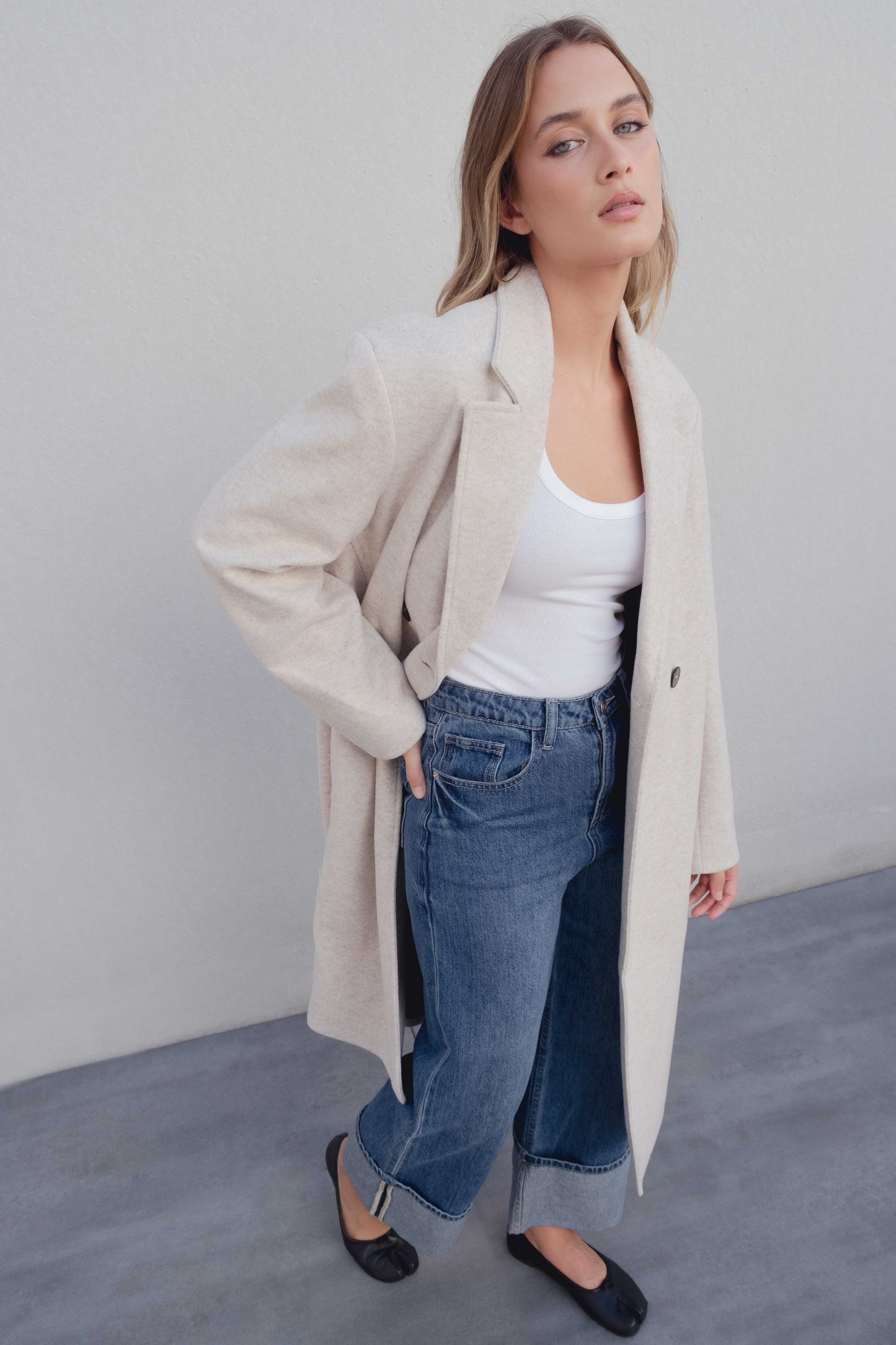 Abrigo cruzado elegante de lana para mujer color beige, chaqueta larga formal de paño con solapas clásicas invierno sofisticado