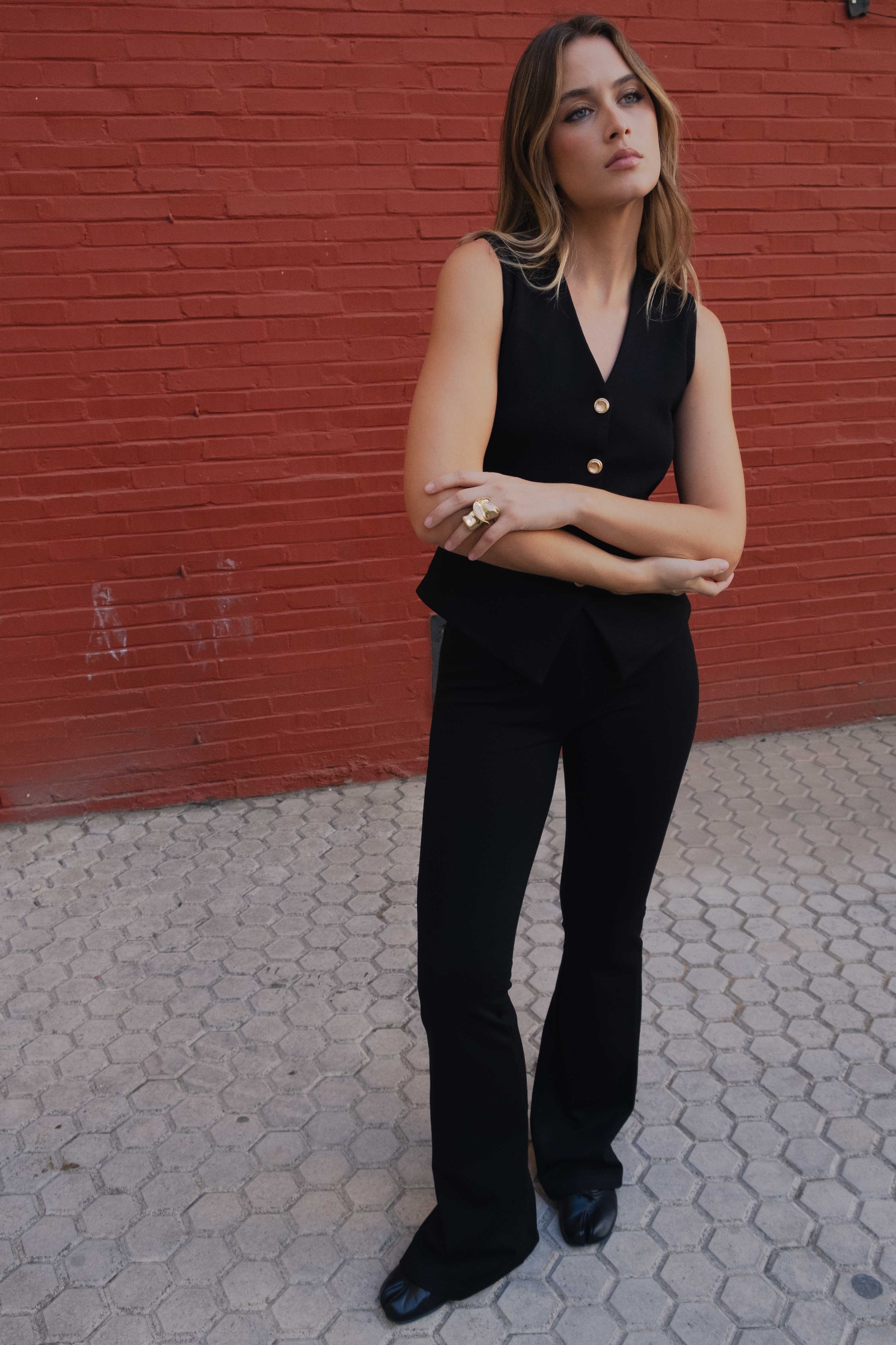 Pantalón negro de punto con textura y bajo acampanado estilo flare
