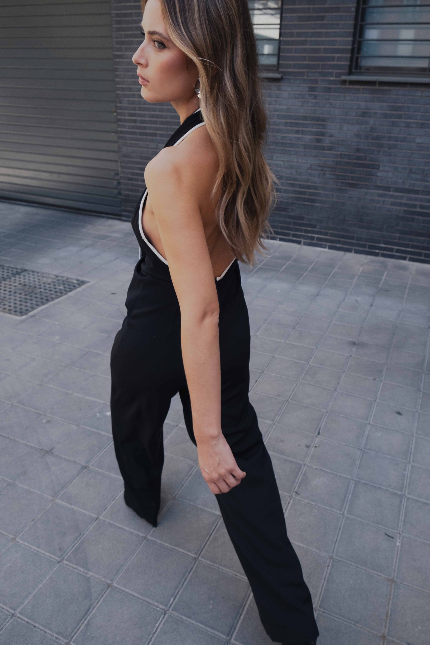 Mono halter negro con vivos a contraste y pernera ancha diseño español