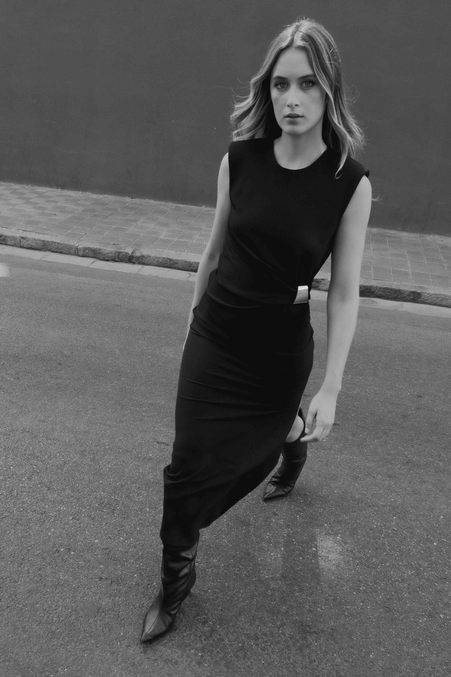 Vestido Midi Escote Pico y Aplique Dorado - Made in Spain