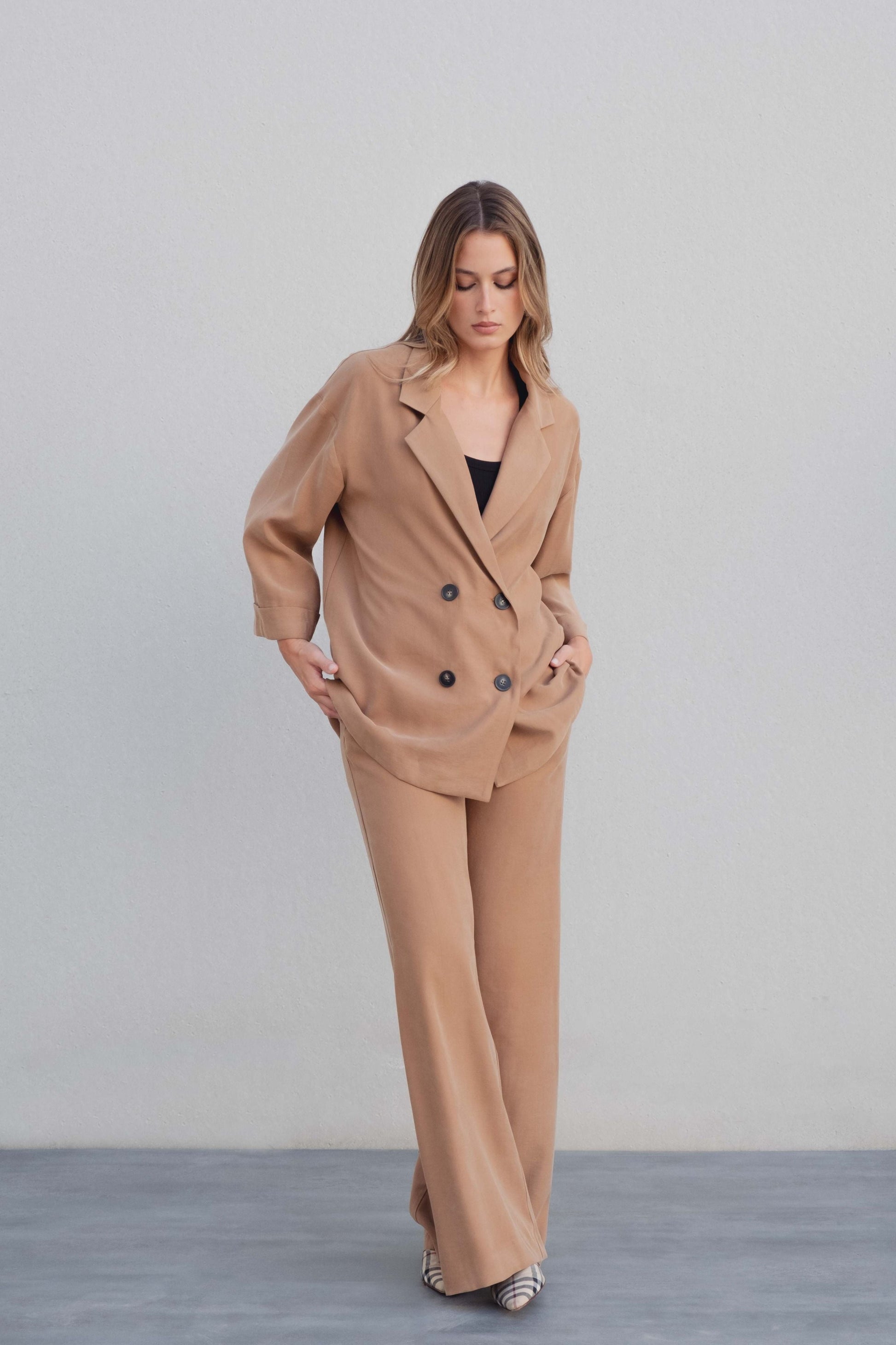 Blazer oversize color camel cruzada con botones y manga tres cuartos