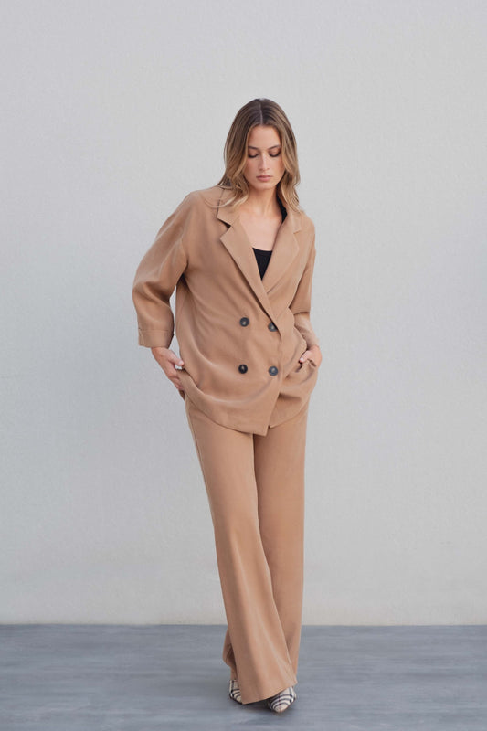 Blazer oversize color camel cruzada con botones y manga tres cuartos