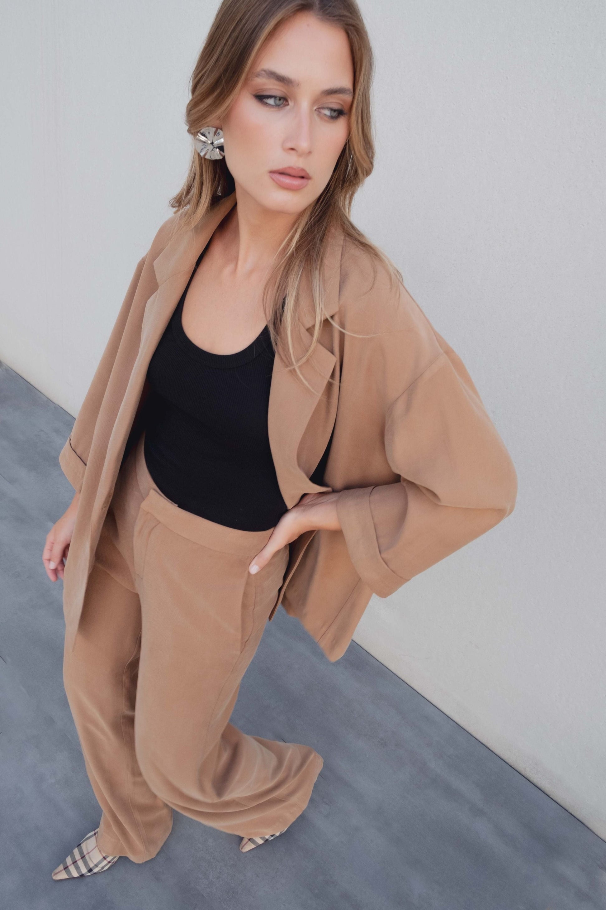 Blazer oversize color camel cruzada con botones y manga tres cuartos
