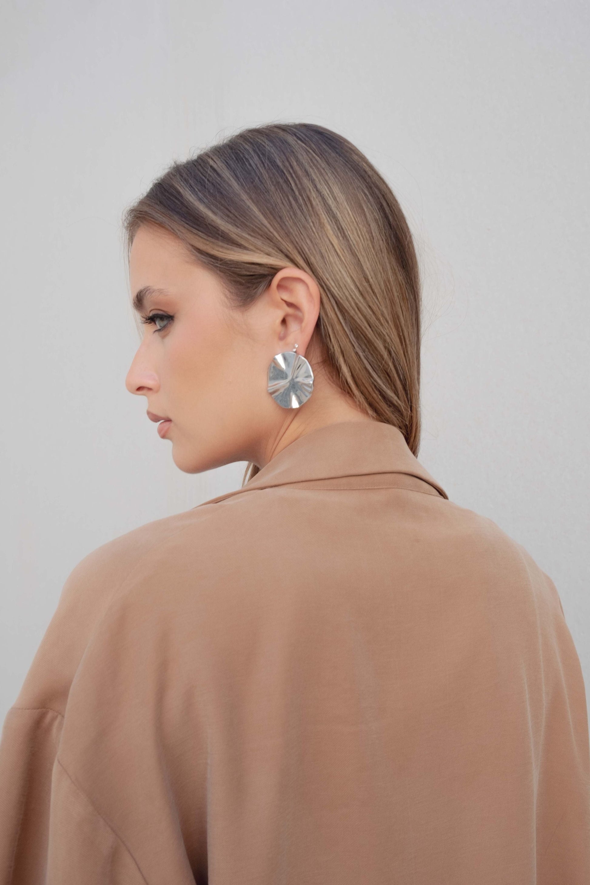 Blazer oversize color camel cruzada con botones y manga tres cuartos