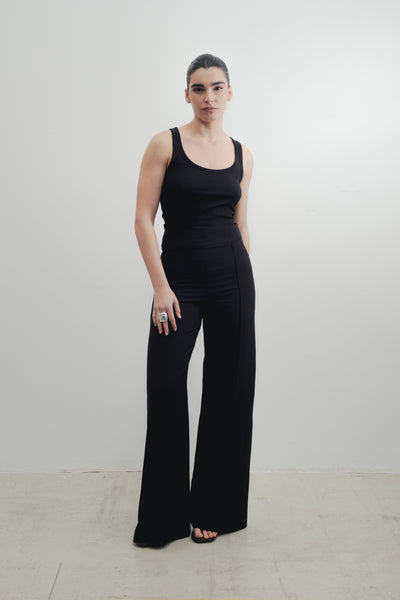 Pantalón fluido negro de tiro alto y pernera ancha diseño español