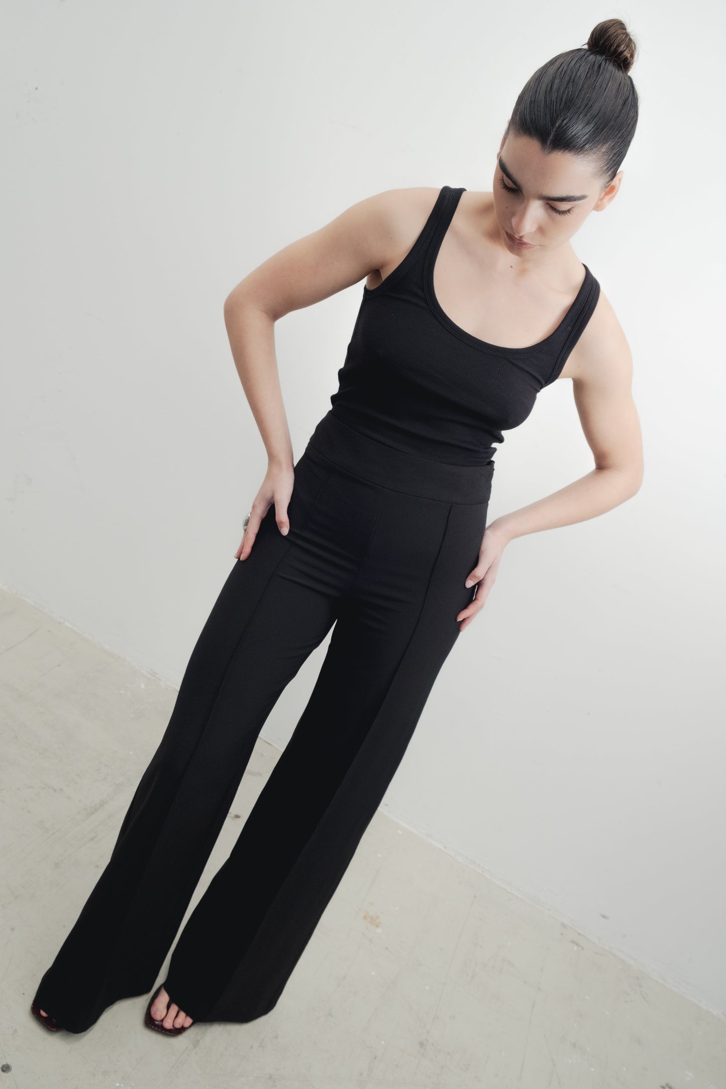 Pantalón fluido negro de tiro alto y pernera ancha diseño español
