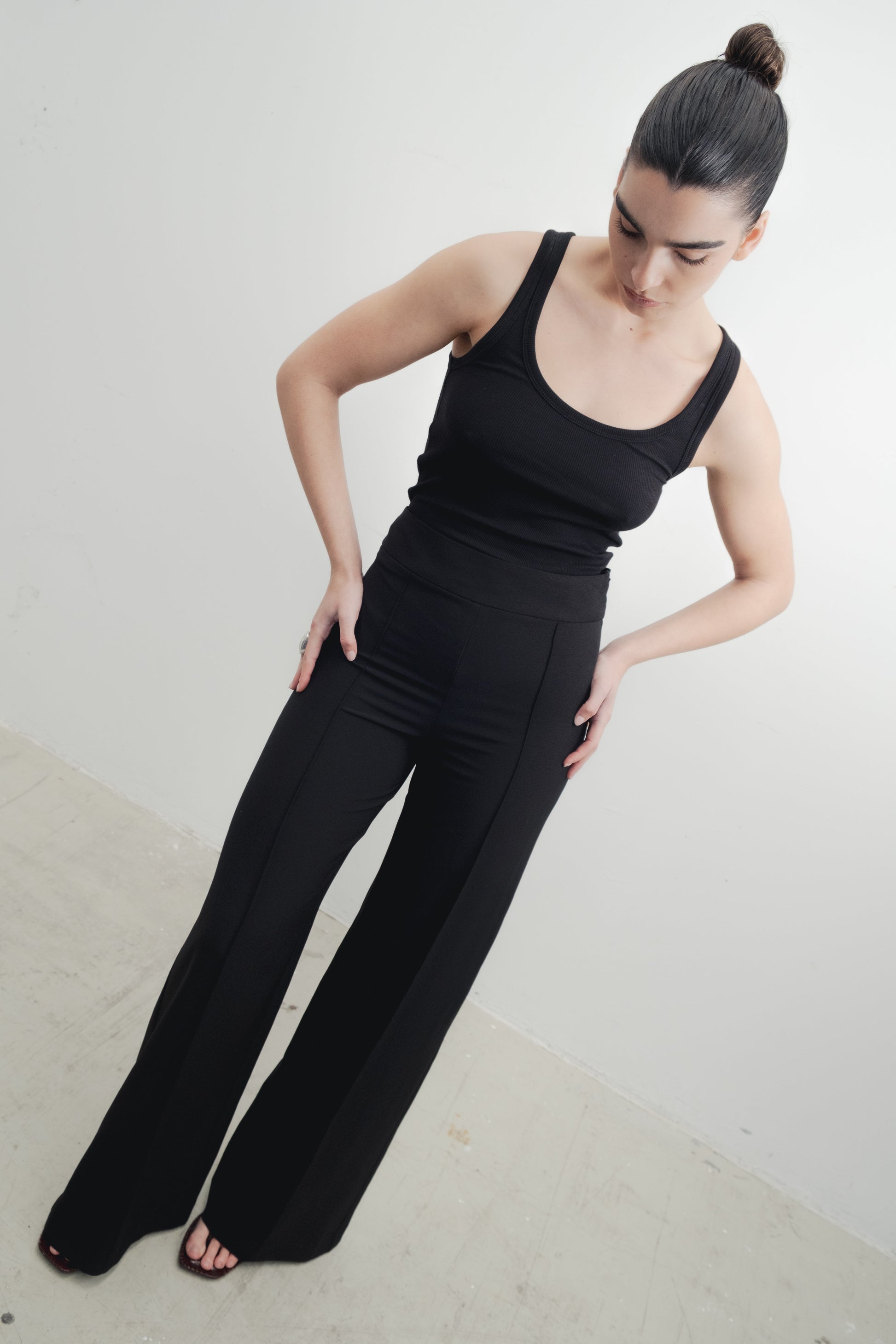 Pantalón fluido negro de tiro alto y pernera ancha diseño español