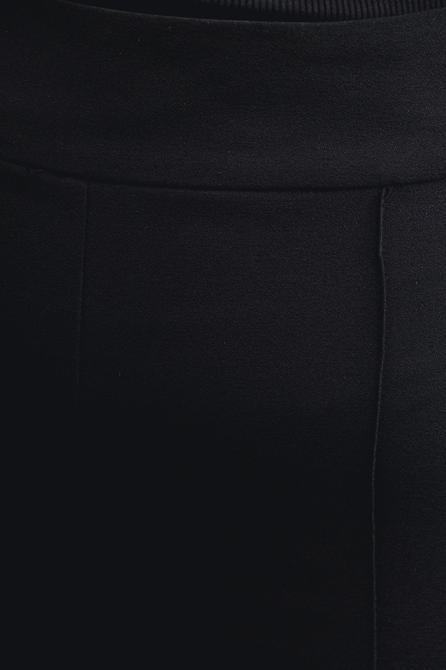 Pantalón fluido negro de tiro alto y pernera ancha diseño español