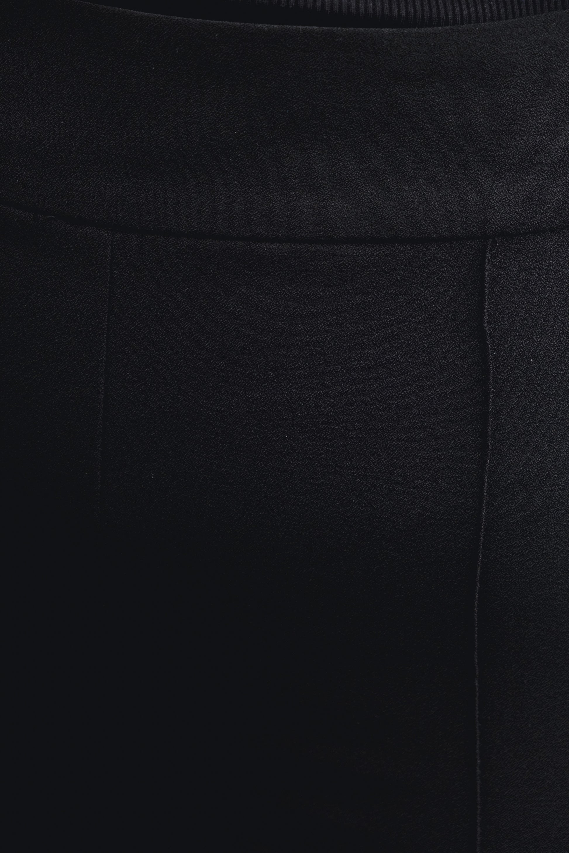 Pantalón fluido negro de tiro alto y pernera ancha diseño español