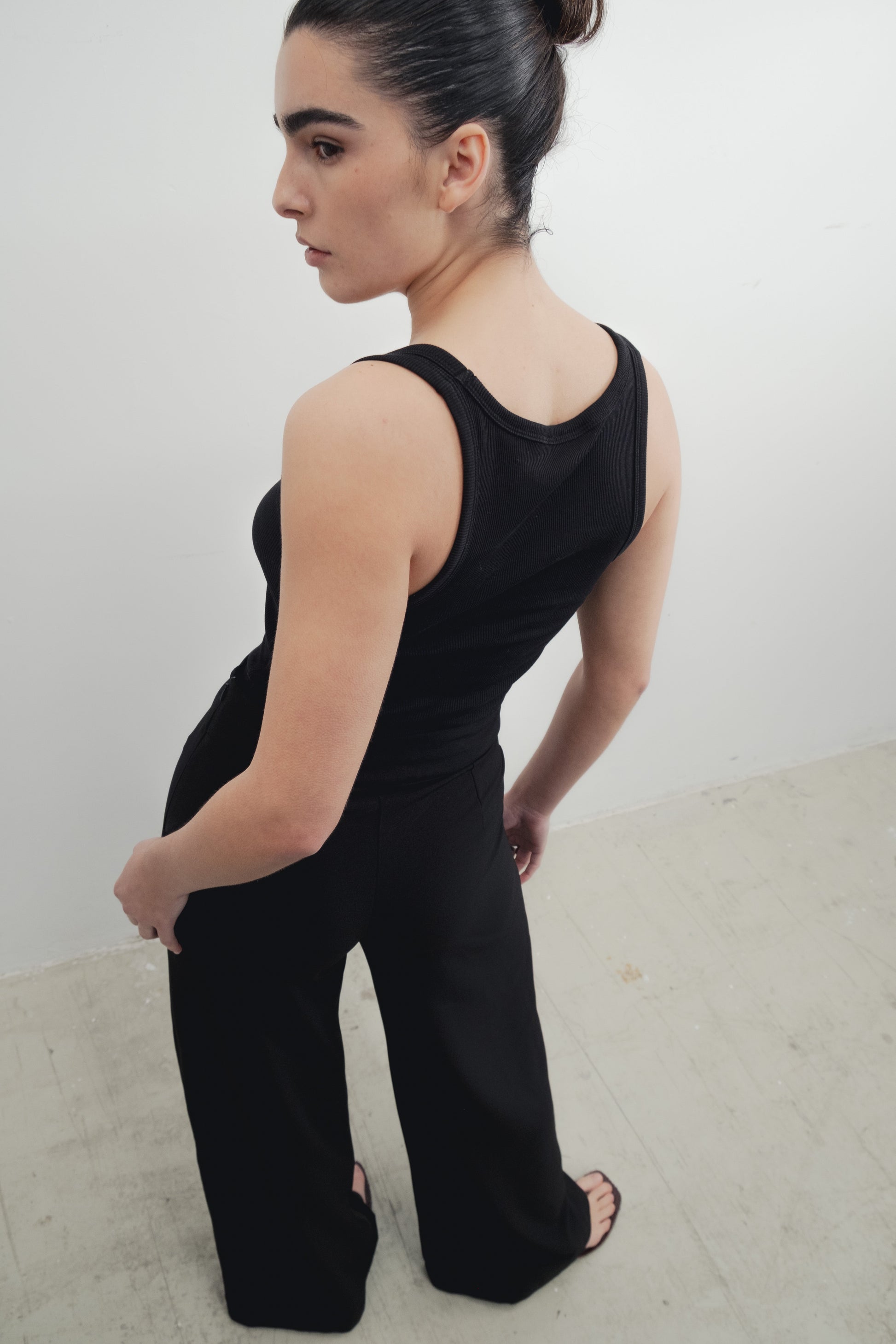 Pantalón fluido negro de tiro alto y pernera ancha diseño español