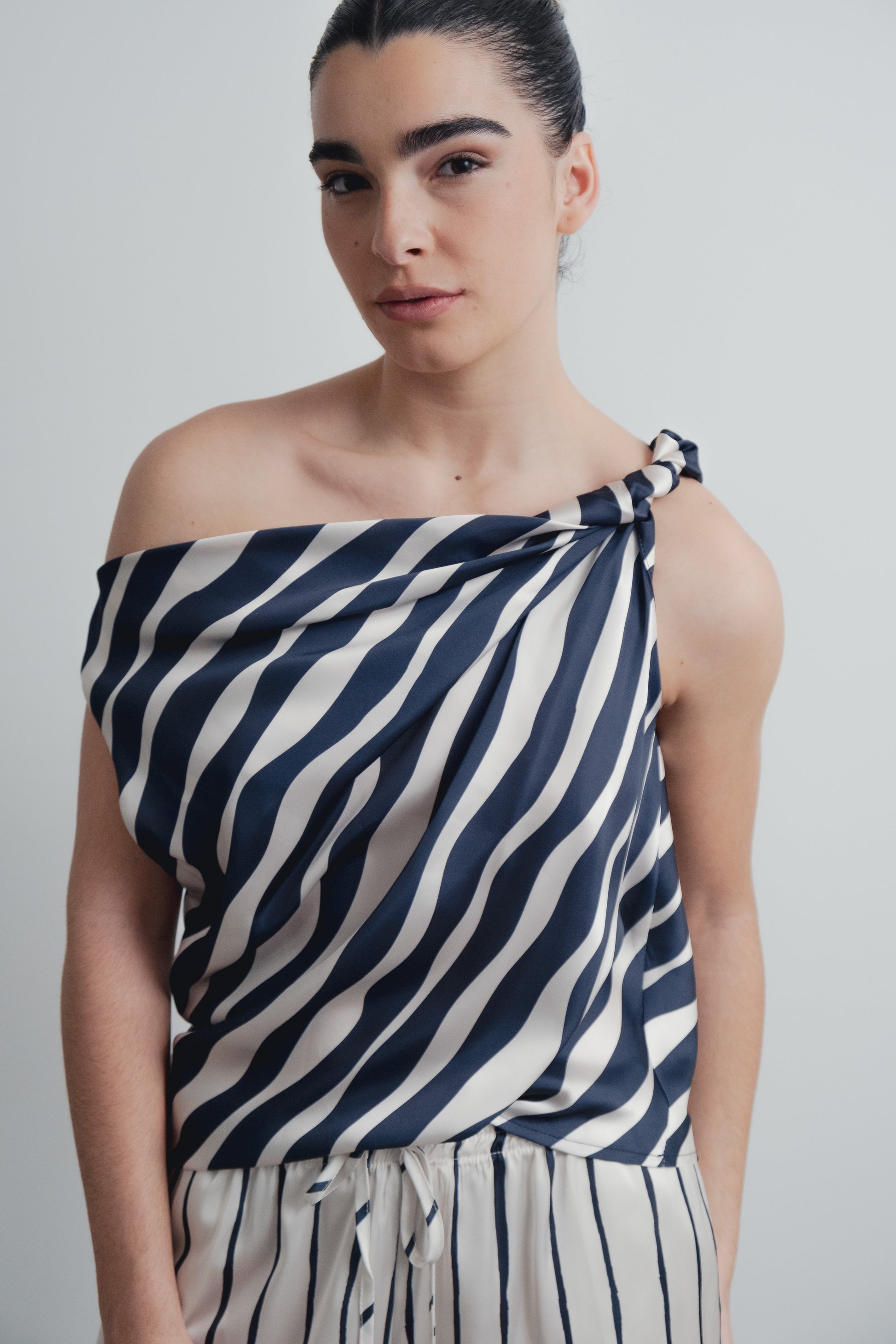 Top asimétrico rayas marino y blanco mujer
