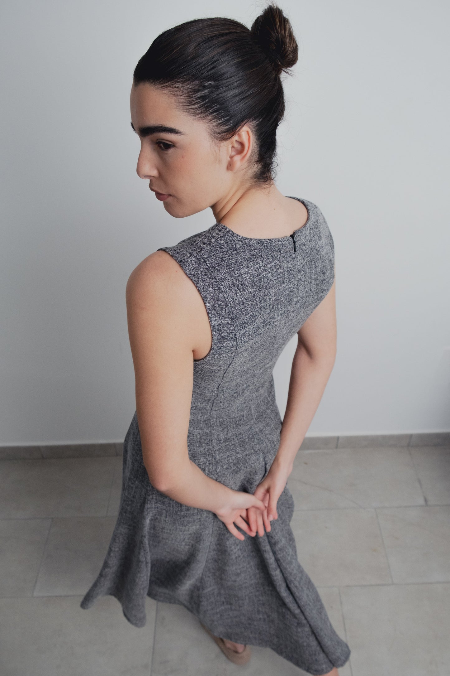 Vestido midi estructura negro sin mangas diseño español
