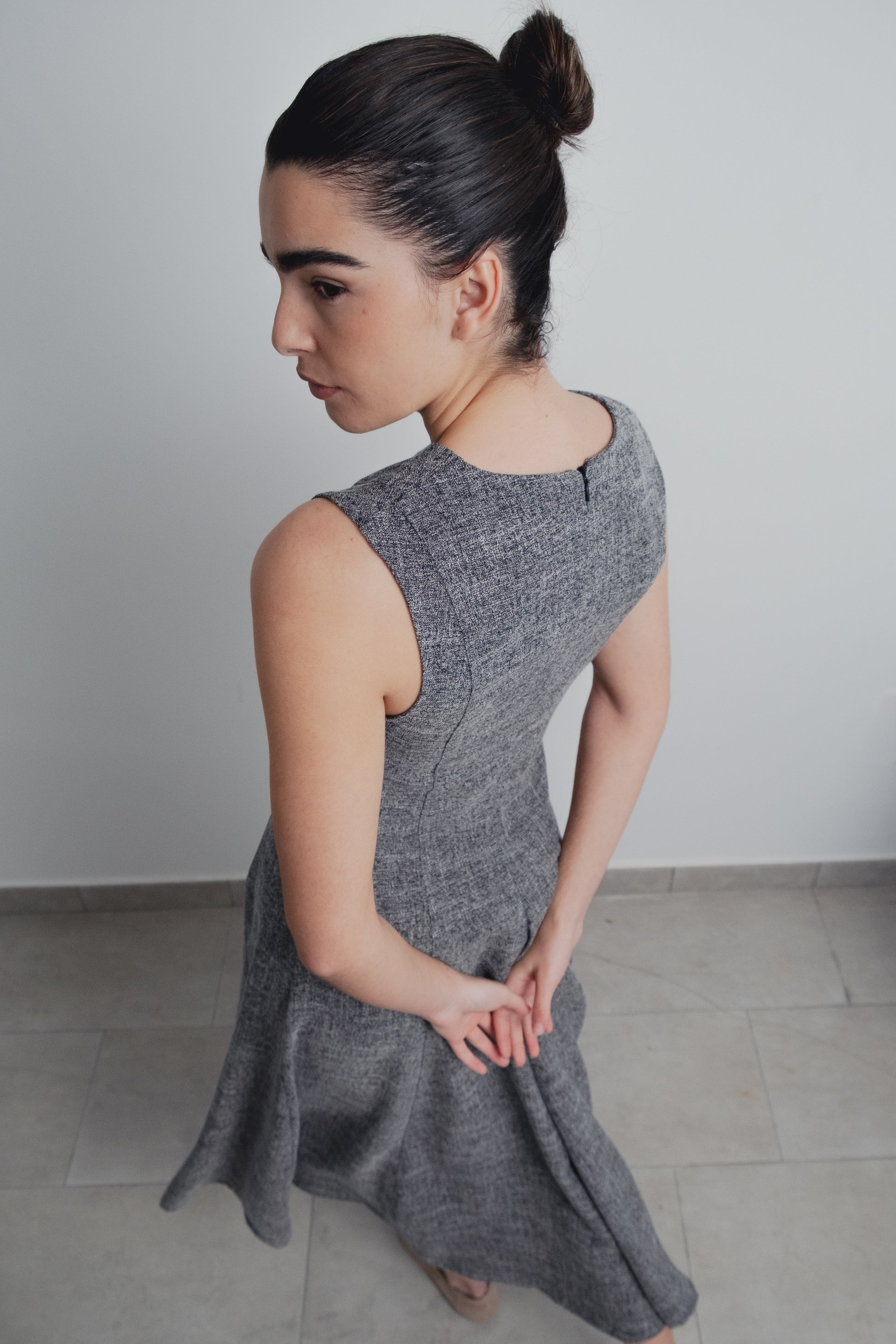 Vestido midi estructura negro sin mangas diseño español