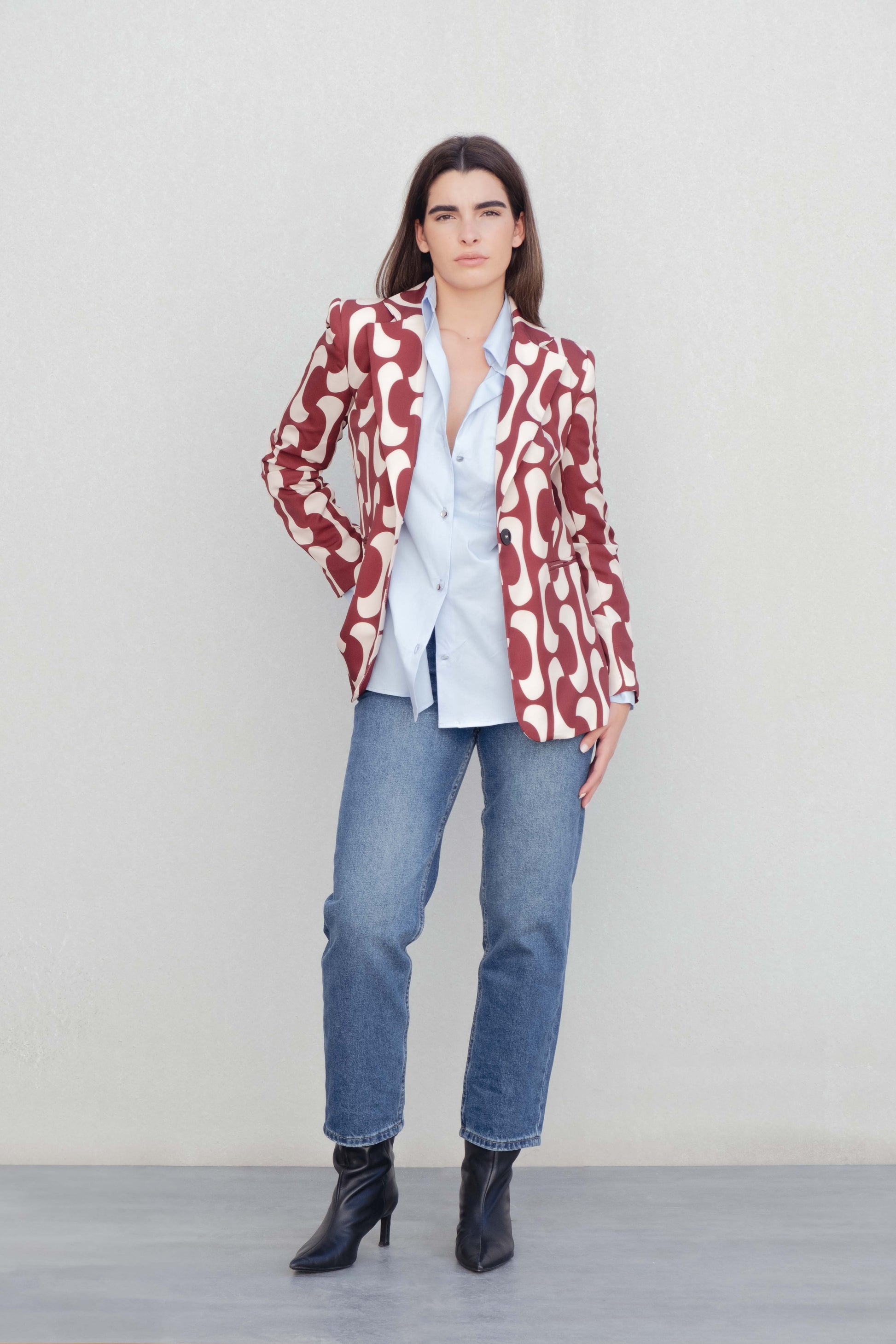 Blazer de mujer con estampado en tonos burdeos diseño español